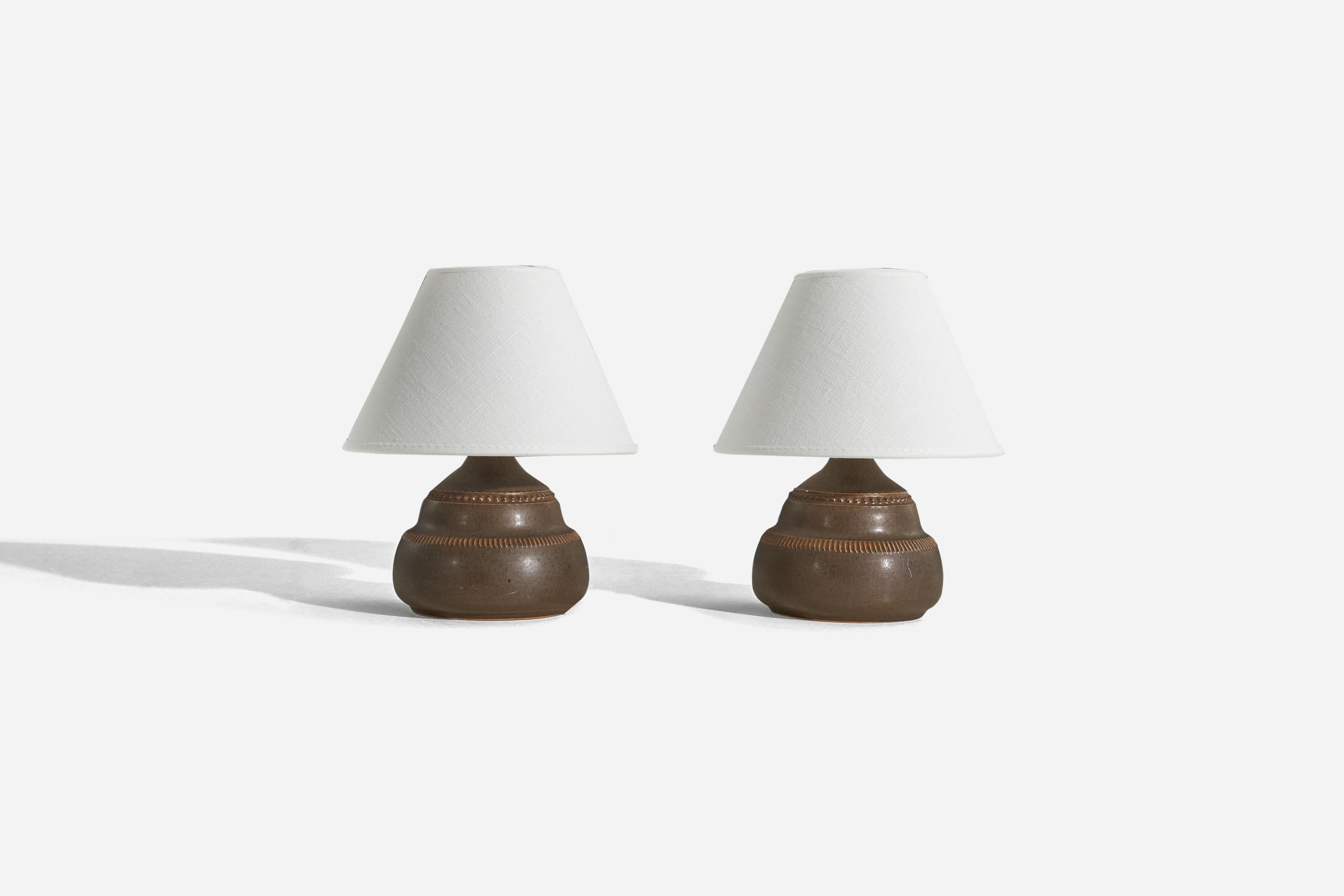 A pair of brown, glazed stoneware table lamps designed and produced by Klase Höganäs, Sweden, c. 1950s. 

Sold without lampshade. 
Dimensions of Lamp (inches) : 6.37 x 4.87 x 4.87 (H x W x D)
Dimensions of Shade (inches) : 3.25 x 7 x 4.75 (T x B