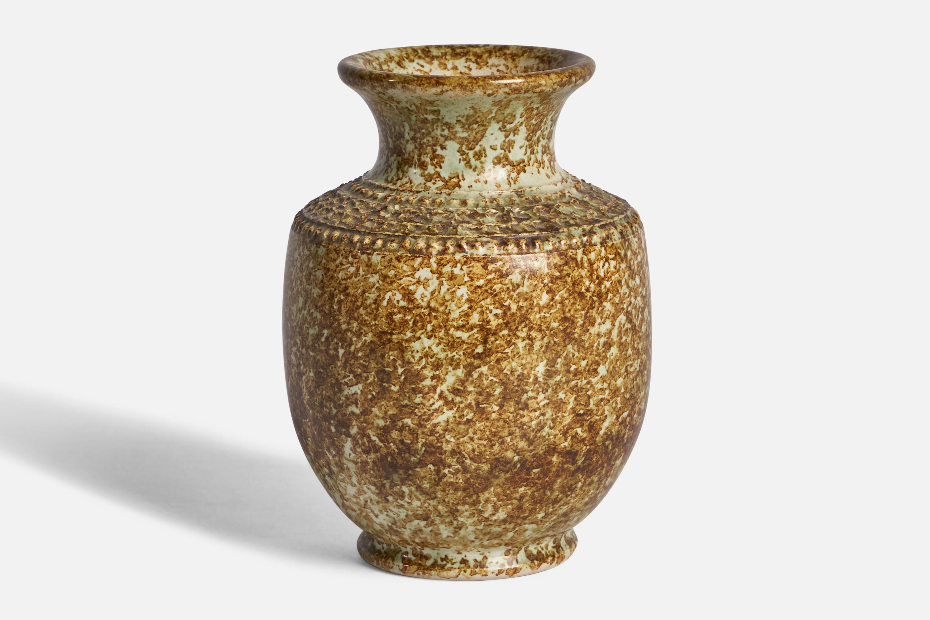Vase en grès brun beige conçu et produit par Klase Höganäs, Suède, années 1960.