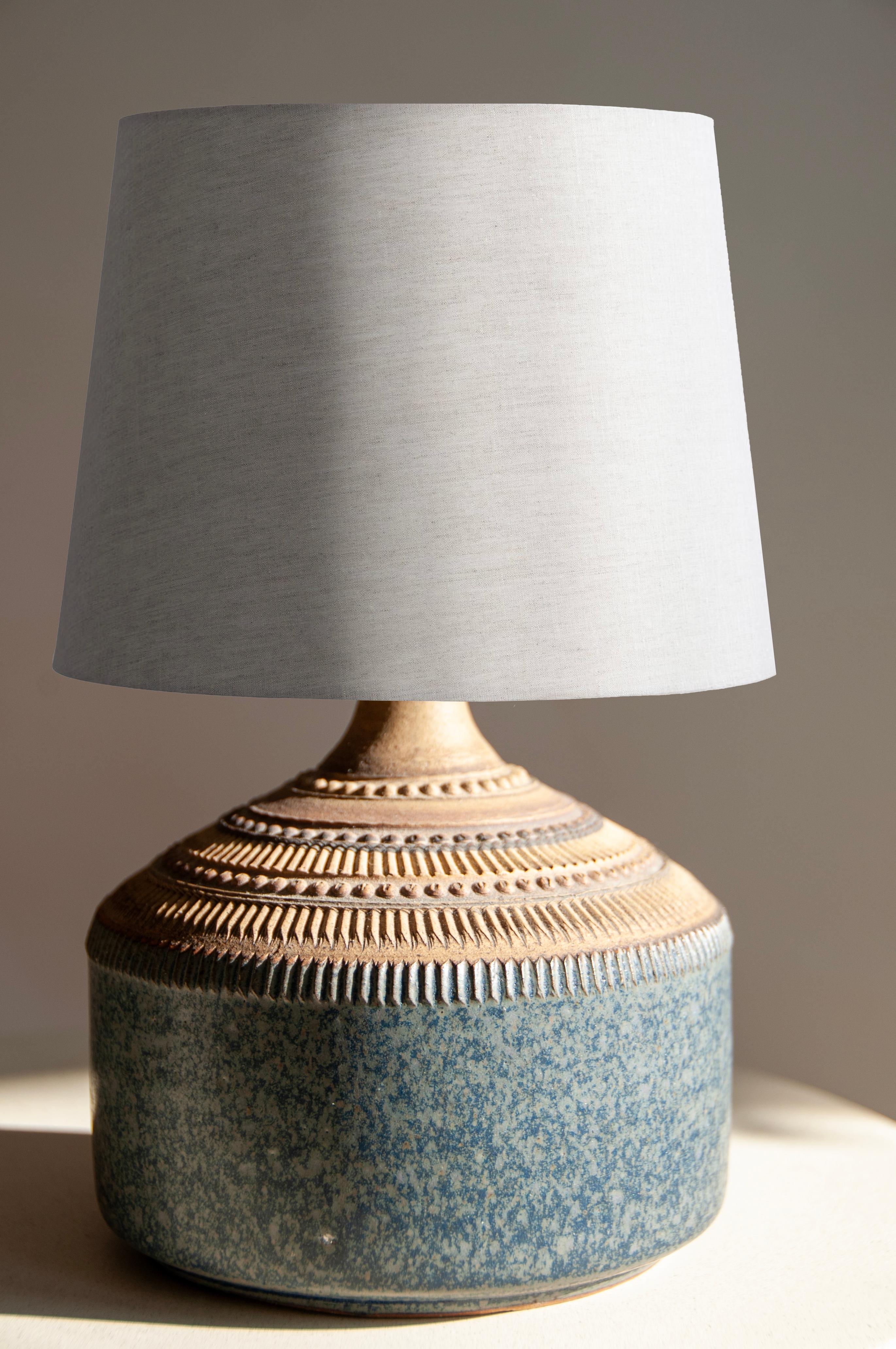 Entdecken Sie ein außergewöhnliches Stück Vintage-Beleuchtung mit dieser handgefertigten Keramiklampe des kultigen Herstellers Klase Keramik Höganäs, die in den 1960er Jahren mit viel Liebe und Handwerkskunst hergestellt wurde!

Beschreibung des