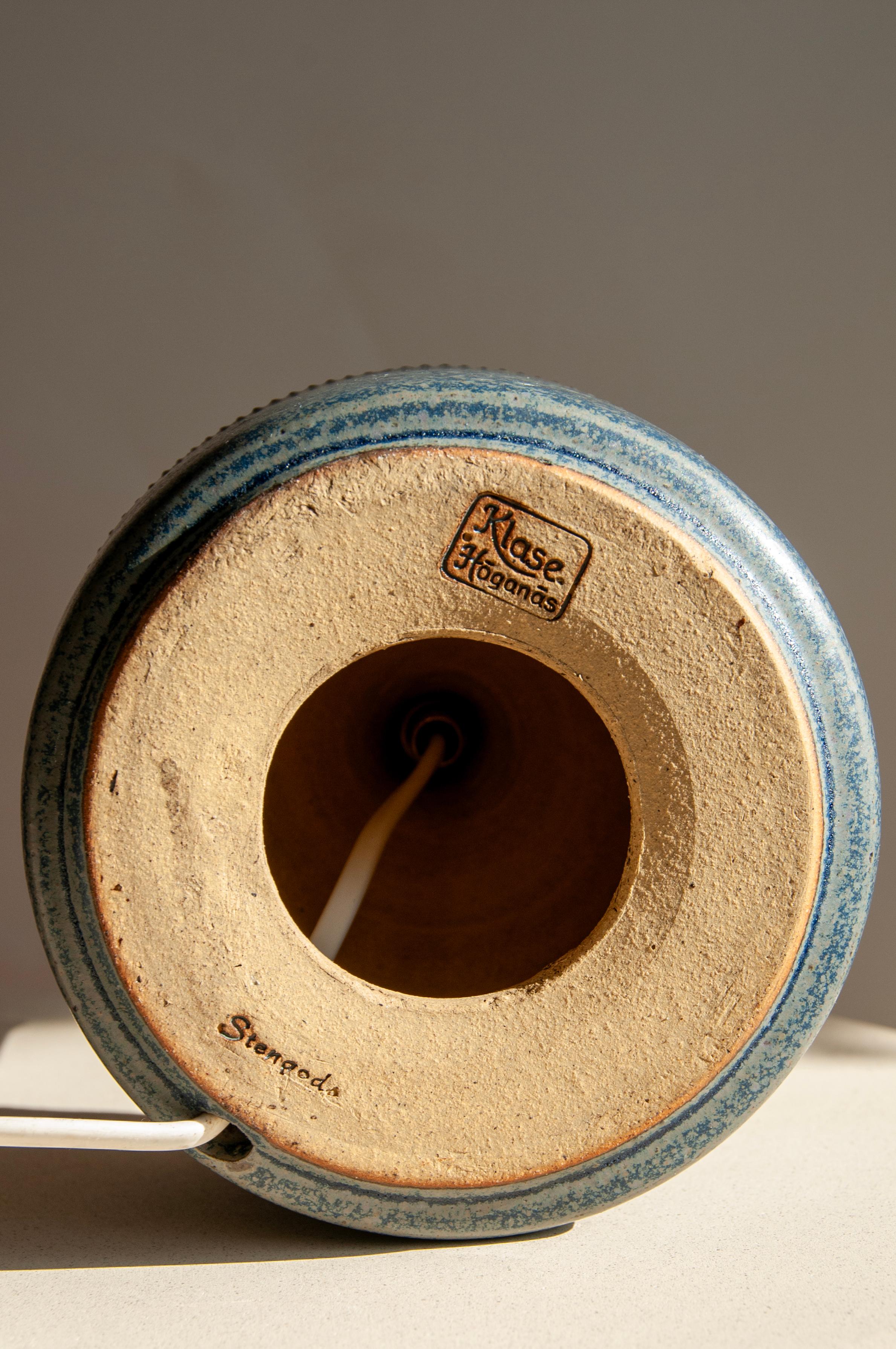 Milieu du XXe siècle Lampe en grès de Klase Keramik Höganäs dans les tons de terre et de bleu, années 1960  en vente