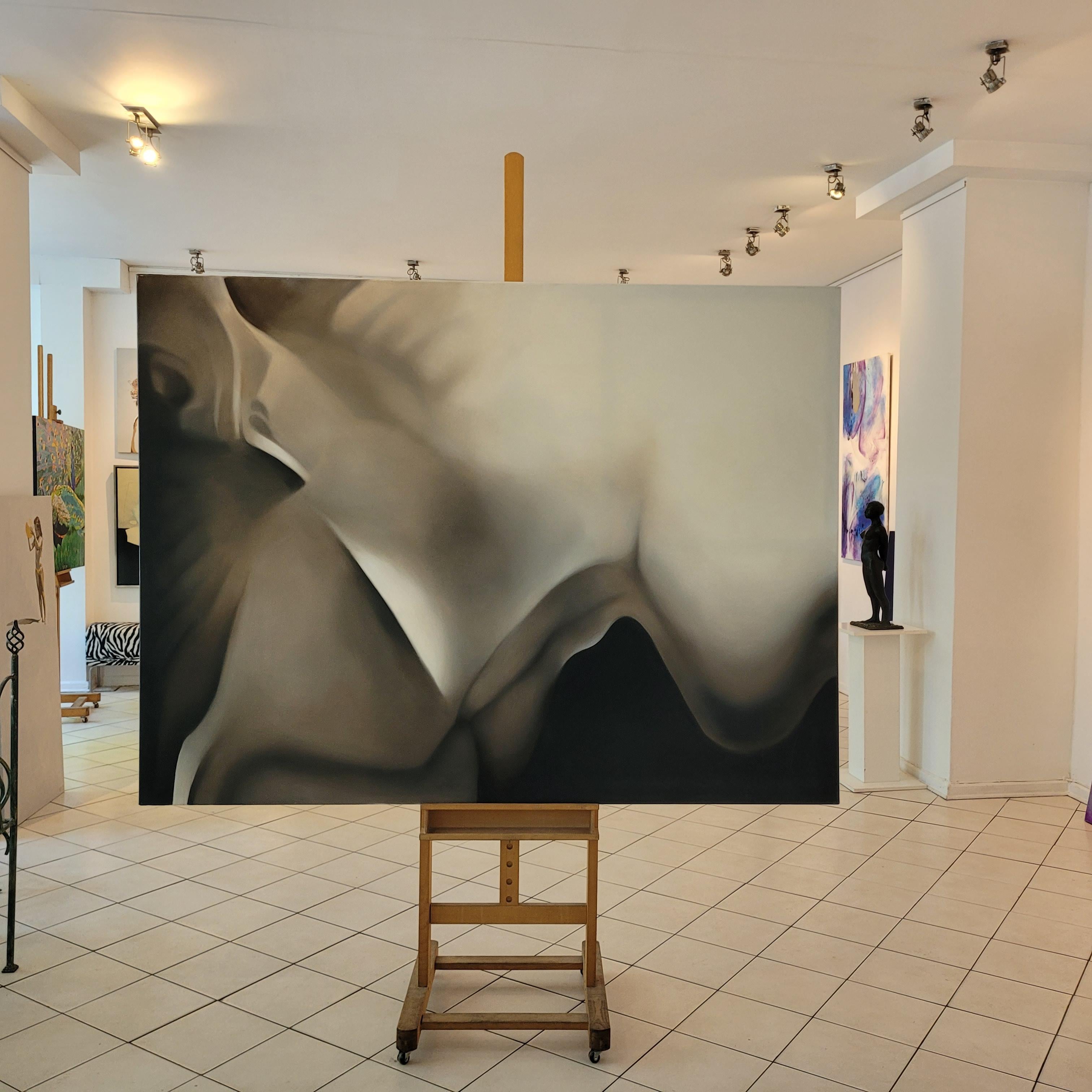Quadro astratto contemporaneo di grandi dimensioni su tela dell'artista polacca Klaudia Lata. Questo pezzo è principalmente in nero e beige. Il dipinto presenta forme astratte con bordi morbidi e sfocati, caratteristiche di Lata. L'opera è senza