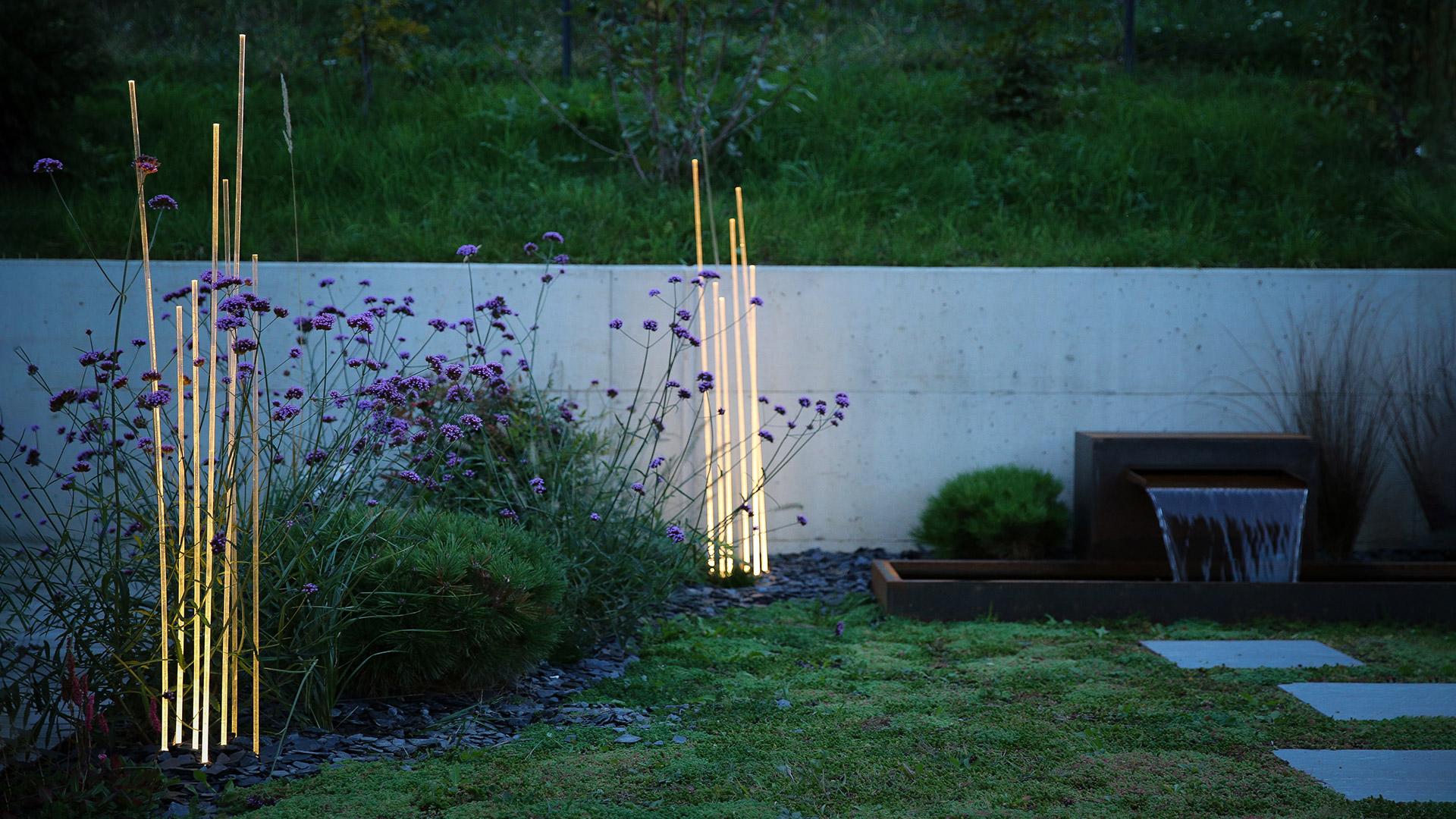 Klaus Begasse 'Reeds Single' Stehleuchte für Innen und Außen für Artemide. 

Diese skulpturale Leuchte besteht aus einem Sockel, der aus einem transparenten Polykarbonatgehäuse besteht, das zwischen 2 Edelstahlplatten installiert ist, die mit