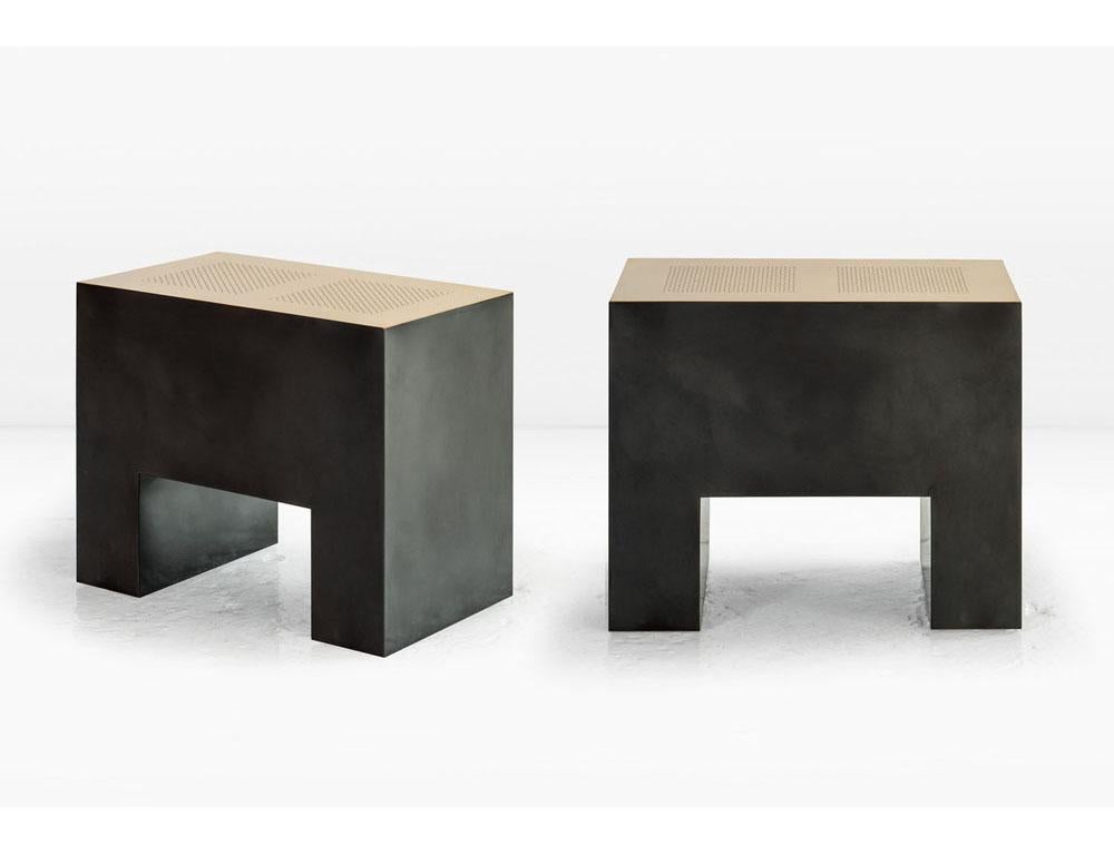 Die solide Masse des Klaus End Table ist das Ergebnis seiner Herstellung aus einer einzigen Platte aus gefalteter Bronze. Dieses Design zeichnet sich durch eine hochglanzpolierte, perforierte Oberseite mit tief patinierten Seiten aus.

Es handelt