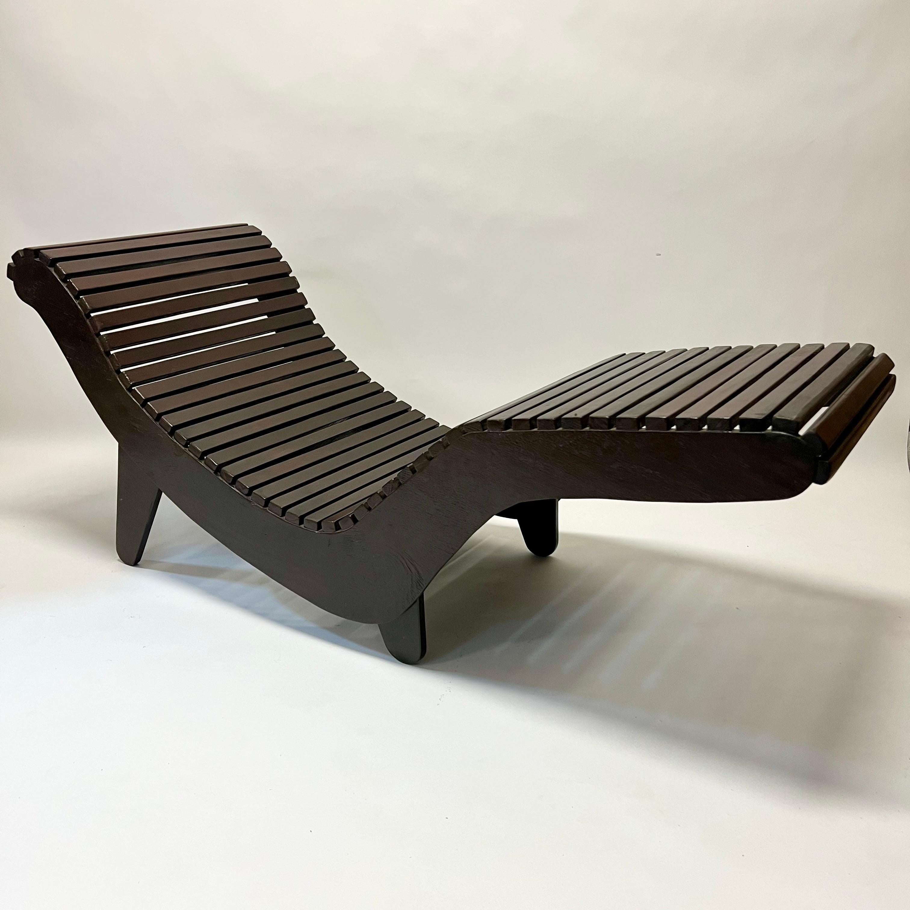 Fantástica chaise lounge original modelo C5 diseñada por el diseñador formado en la Bauhaus, Klaus Grabe c1948. Se trataba de un salón de un solo propietario comprado a su hija, que me dijo que su madre siempre lo mantenía cubierto y al abrigo de la
