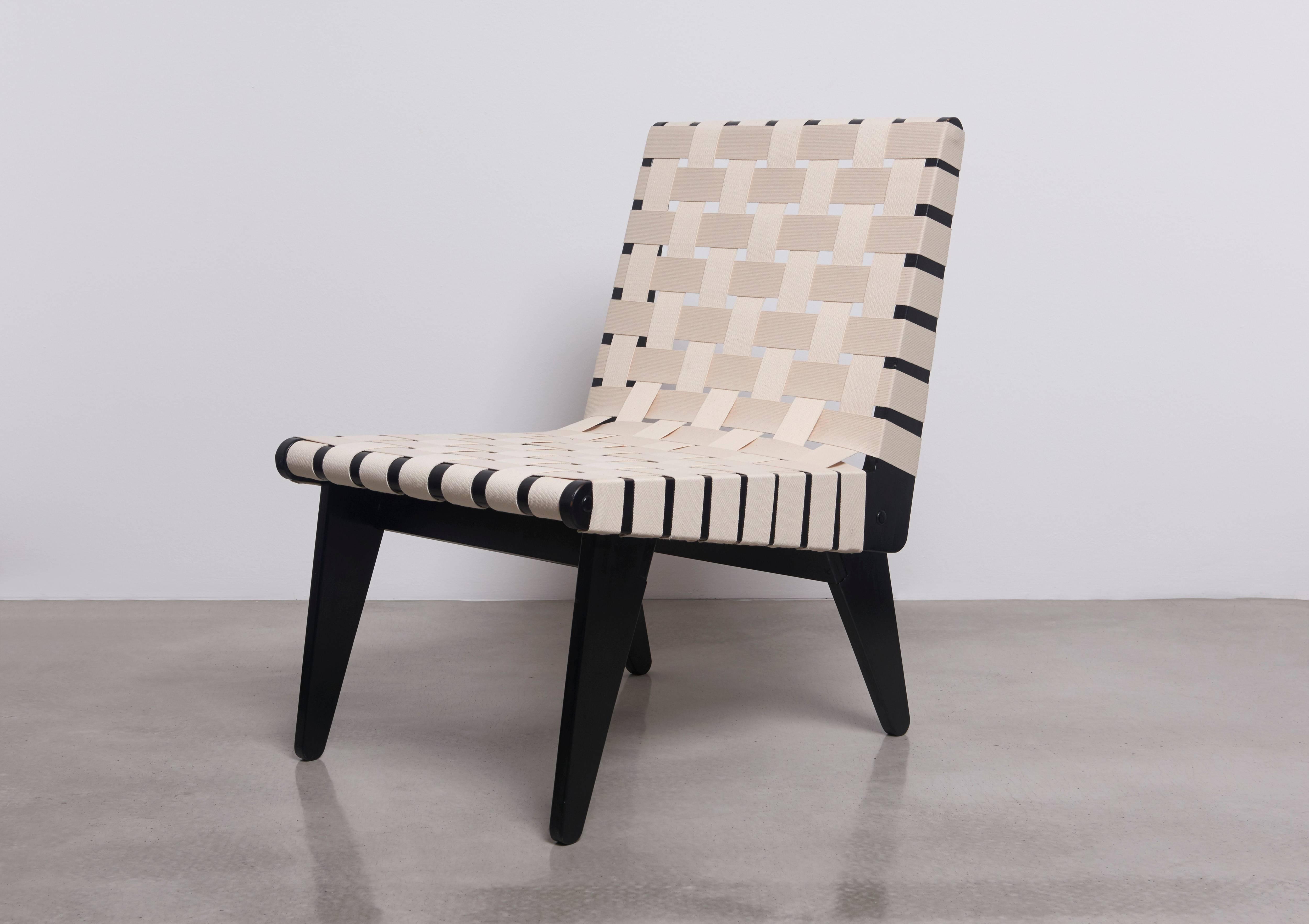 Chaise longue à sangles noire et blanc cassé de Klaus Grabe, restaurée et en parfait état.

