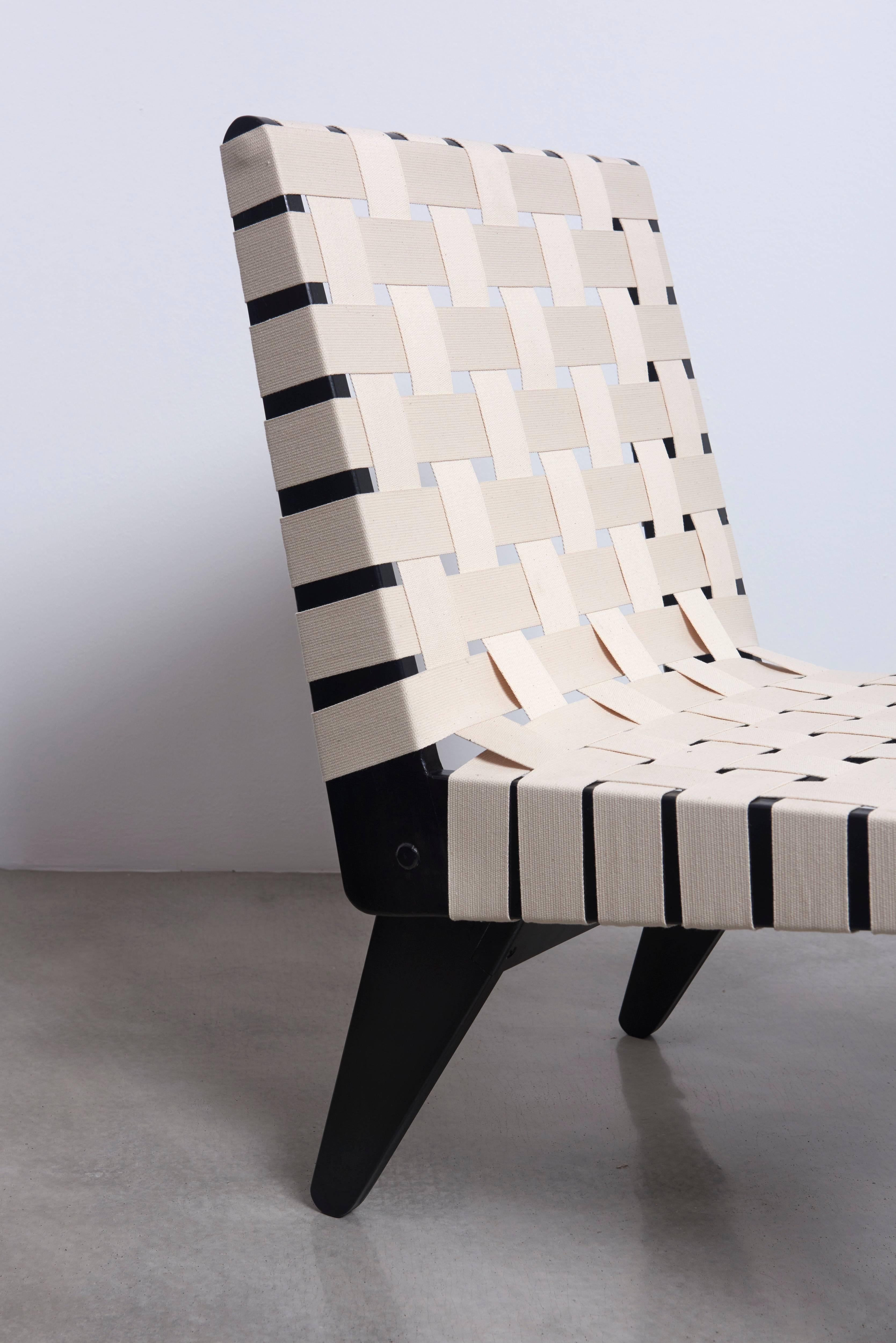 Milieu du XXe siècle Klaus Grabe fauteuil de salon avec sangles en coton blanc et cadre noir