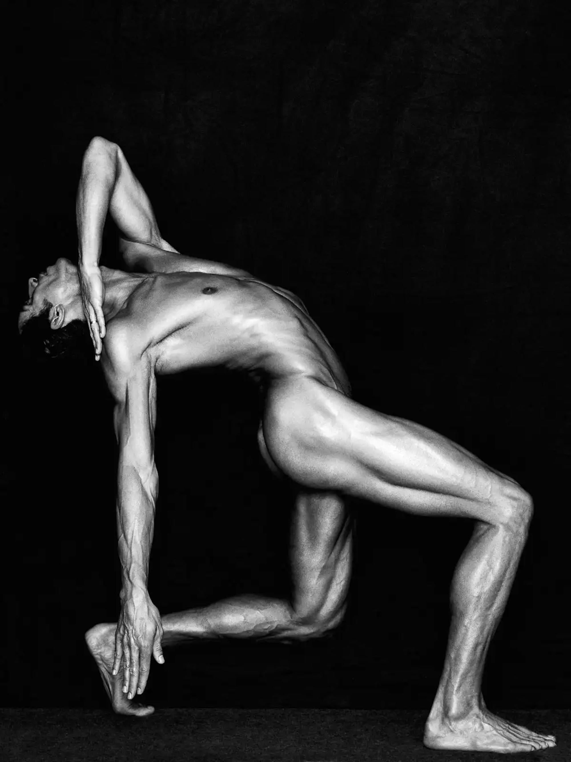 110.03.98 di Klaus Kampert - Fotografia di danza, corpo maschile, nudo, bianco e nero