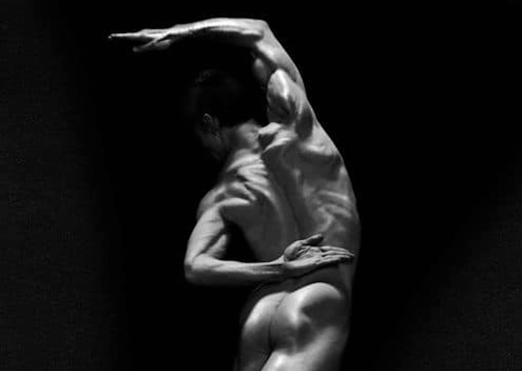 127.04.04 de Klaus Kampert - Fotografía de danza, cuerpo masculino, desnudo, blanco y negro 3