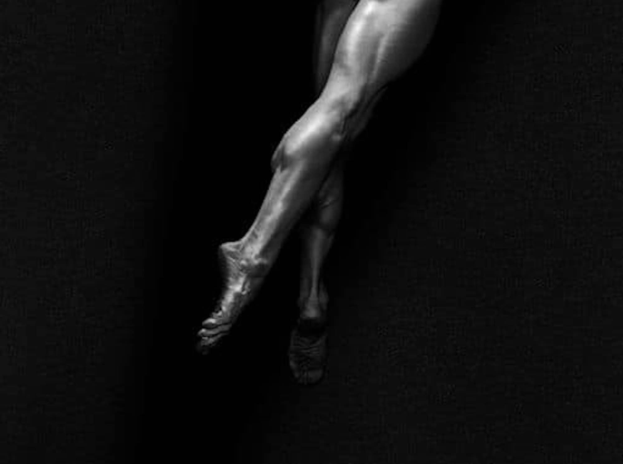 127.04.04 de Klaus Kampert - Fotografía de danza, cuerpo masculino, desnudo, blanco y negro 4