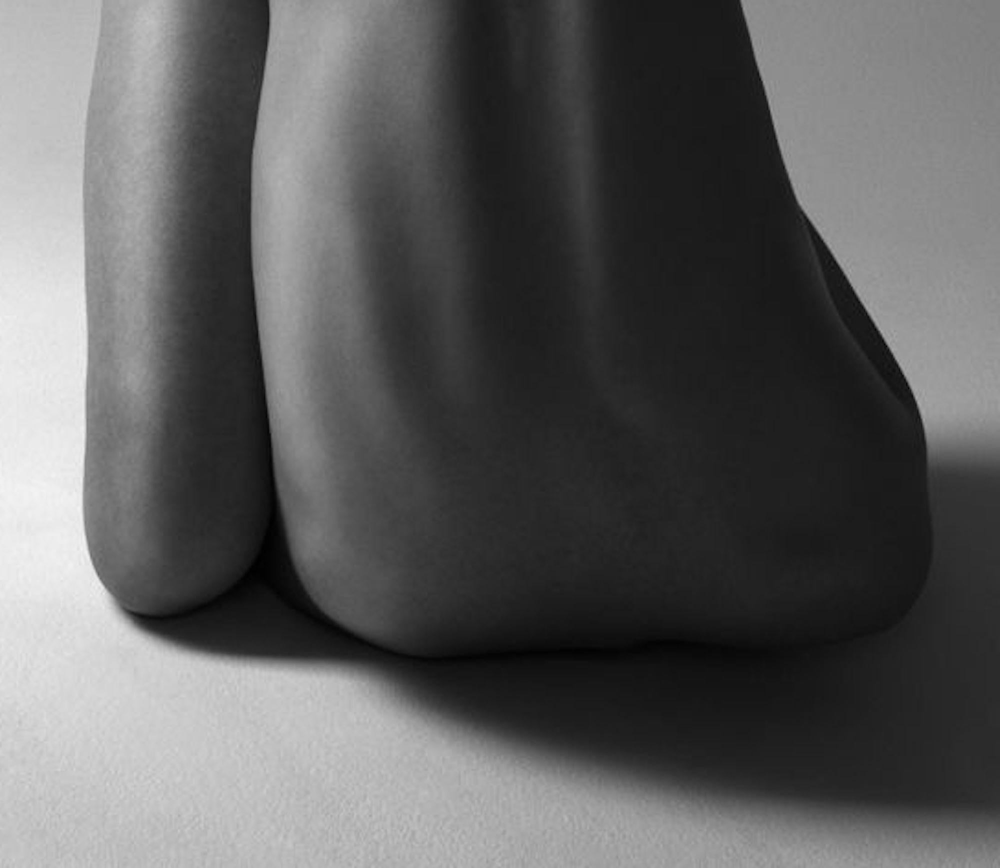156.03.11 von Klaus Kampert – Schwarz-Weiß-Nacktfotografie, Frau, Körper, Rücken, hinten im Angebot 4