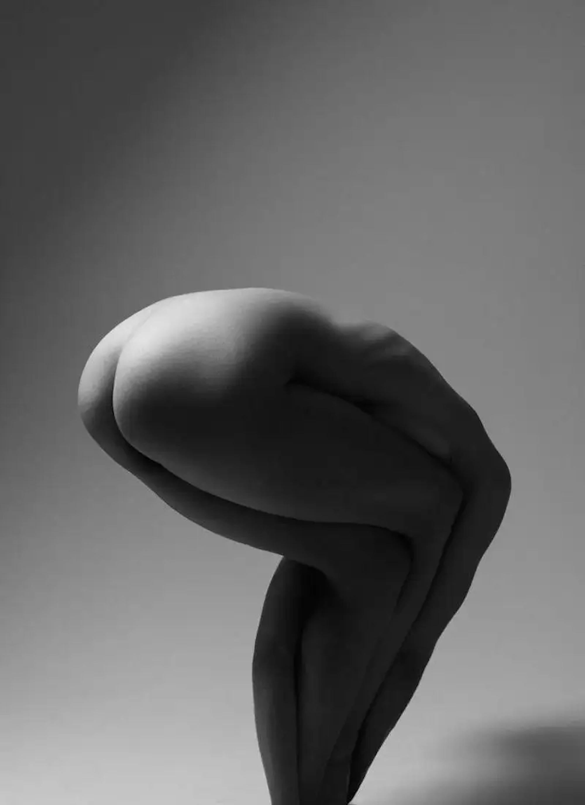 156.12.11 di Klaus Kampert - Fotografia di nudo in bianco e nero, corpo di donna
