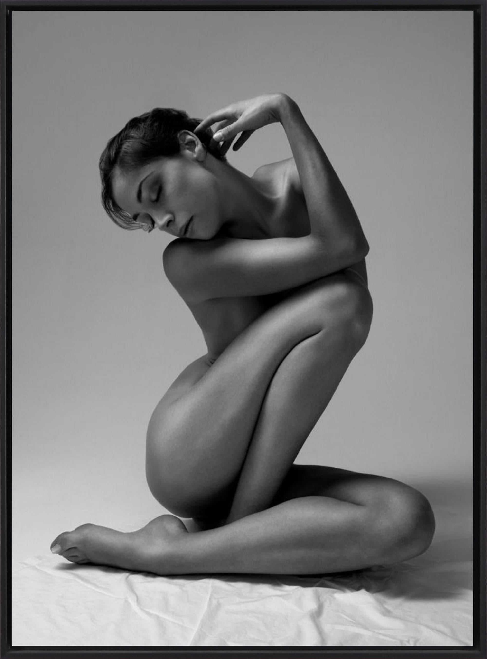 160.04.11 ist eine Schwarz-Weiß-Fotografie des zeitgenössischen Künstlers Klaus Kampert aus der Serie "Tribute to Modigliani" in limitierter Auflage.

Dieses Foto ist auf 15 Exemplare limitiert und wird gerahmt mit einer schwarzen Schattenbox