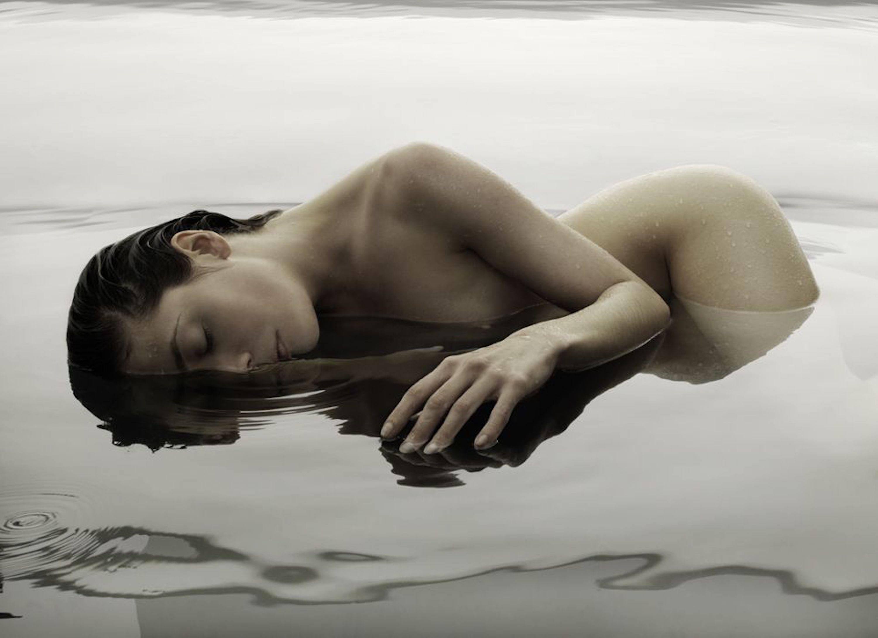 163.05.12 par Klaus Kampert - Photographie encadrée de nu en couleur, corps de femme, eau en vente 1