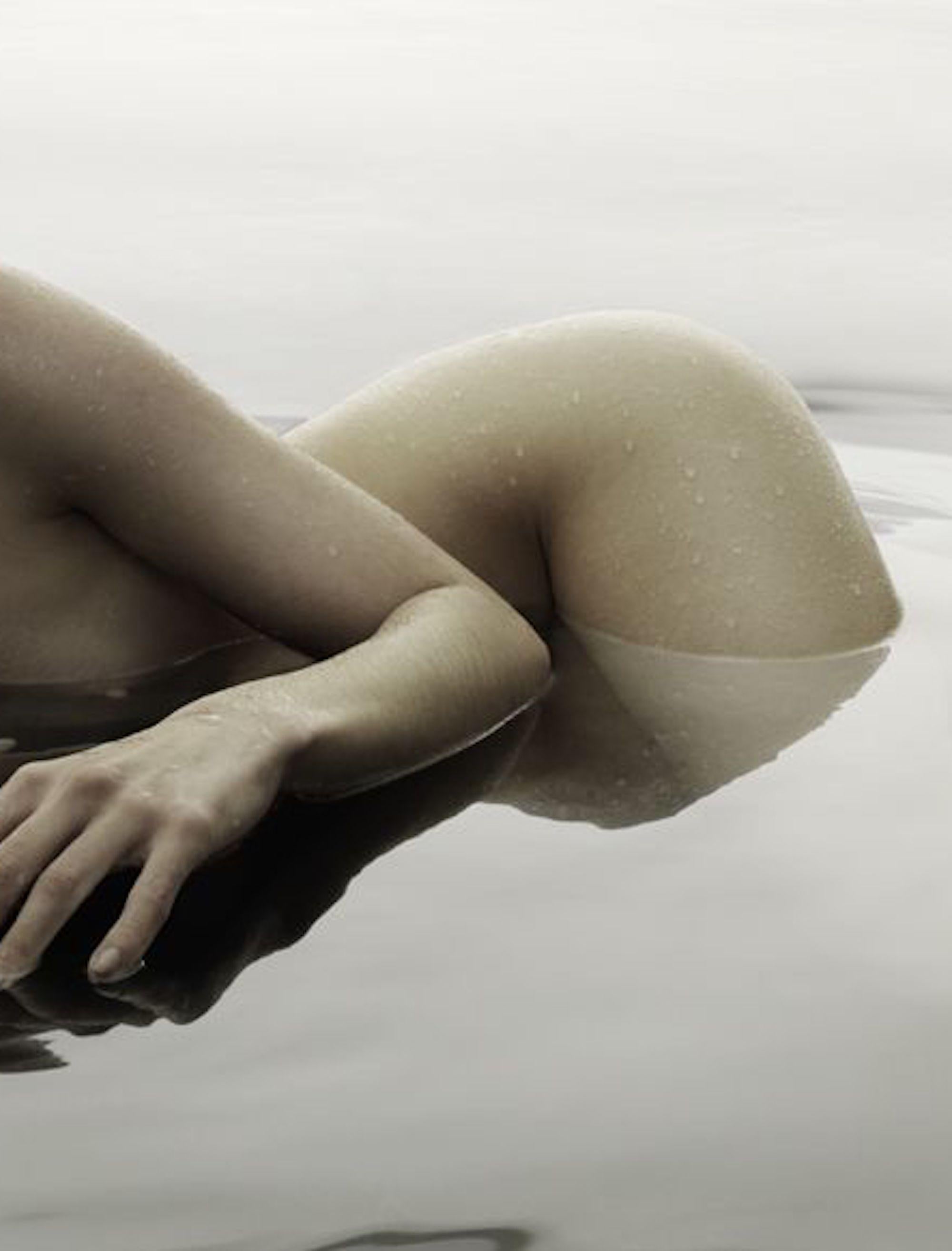 163.05.12 par Klaus Kampert - Photographie encadrée de nu en couleur, corps de femme, eau en vente 3