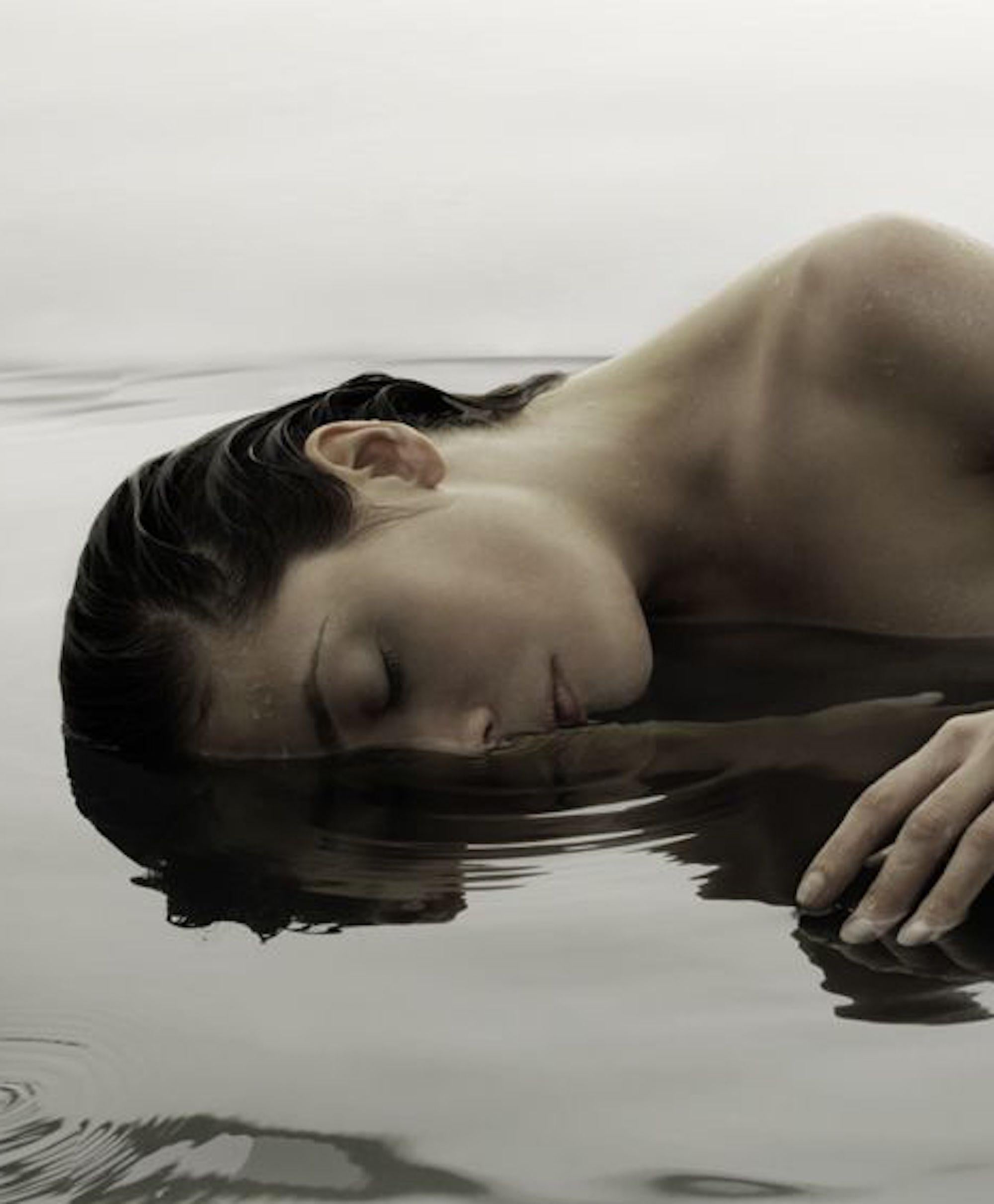 163.05.12 par Klaus Kampert - Photographie encadrée de nu en couleur, corps de femme, eau en vente 4