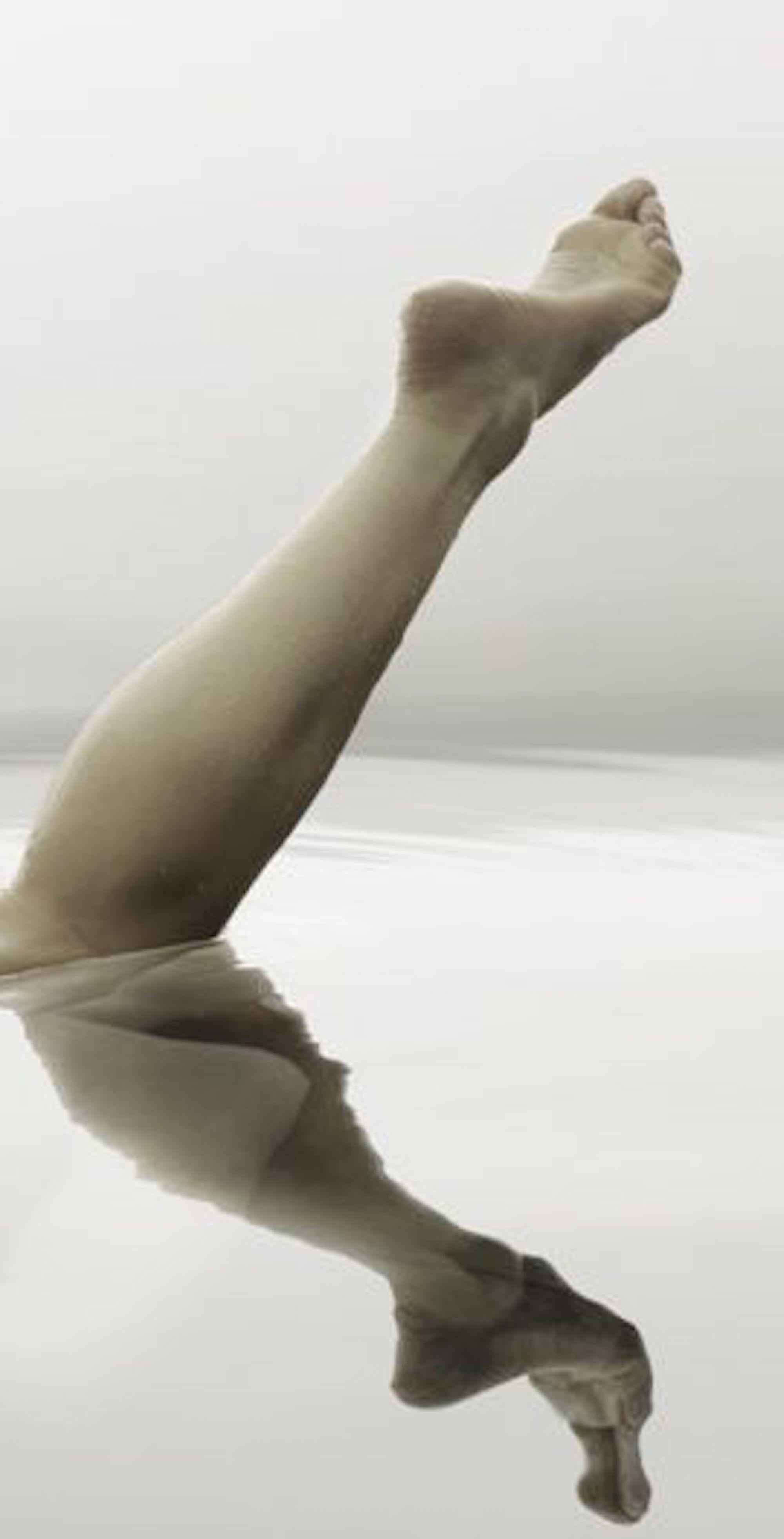 163.08.12 von Klaus Kampert - Farbaktfotografie, Frauenkörper, Wasser, Beine im Angebot 4