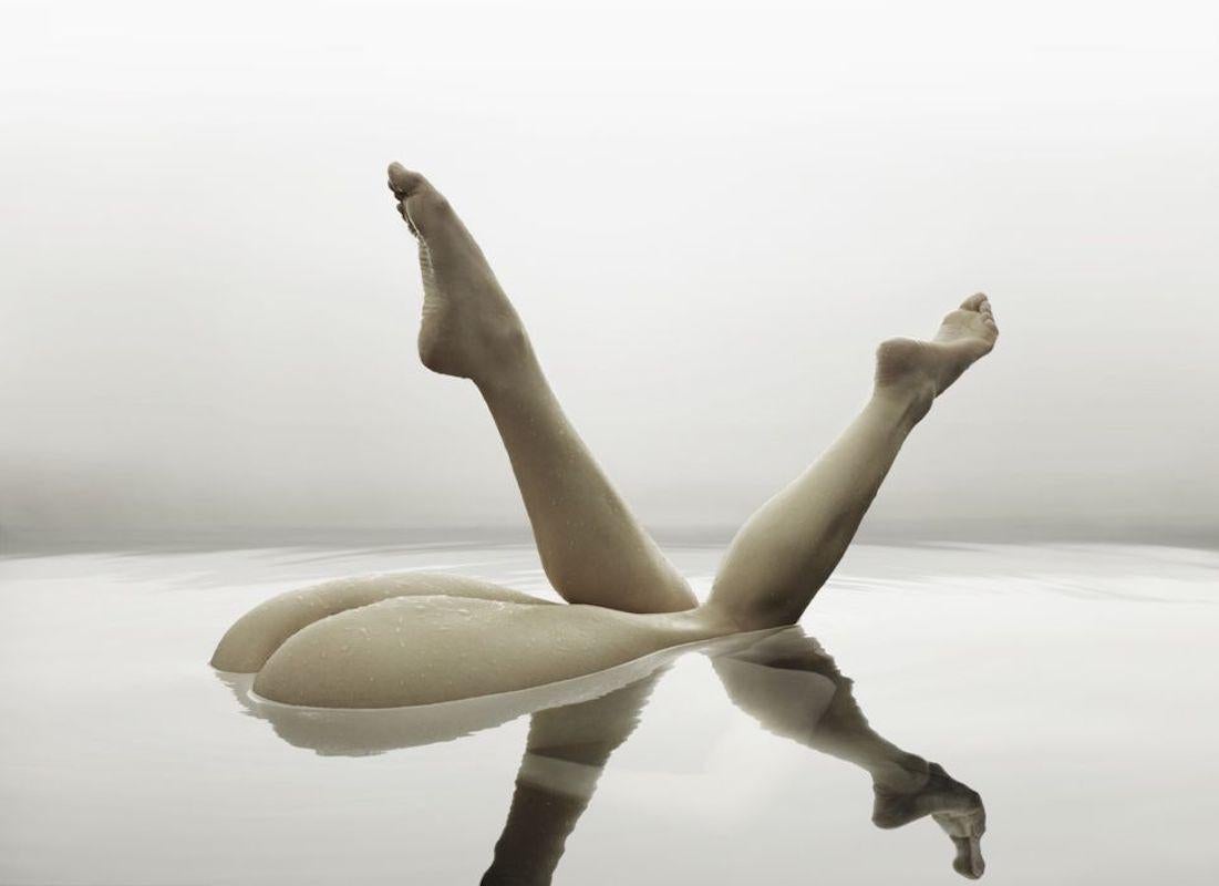 163.08.12 ist eine limitierte Auflage der Fotografie des zeitgenössischen Künstlers Klaus Kampert. Es gehört zur Serie "Water Creatures". In dieser Serie taucht Klaus Kampert sein Modell in Wasser, wobei sich die freigelegten Körperteile an der