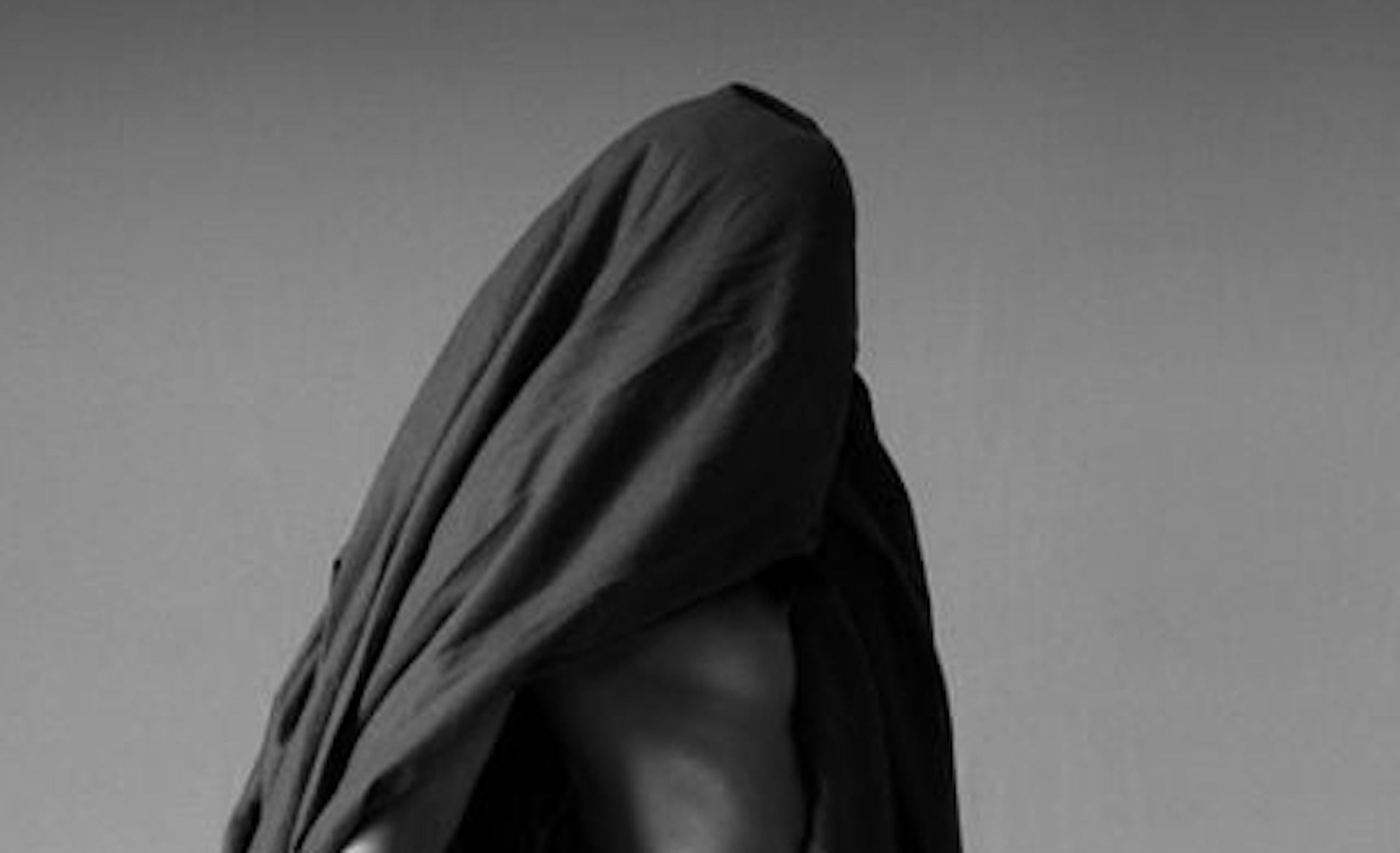 168.04.12 von Klaus Kampert - Schwarz-Weiß-Nacktfotografie, Frauenkörper im Angebot 2