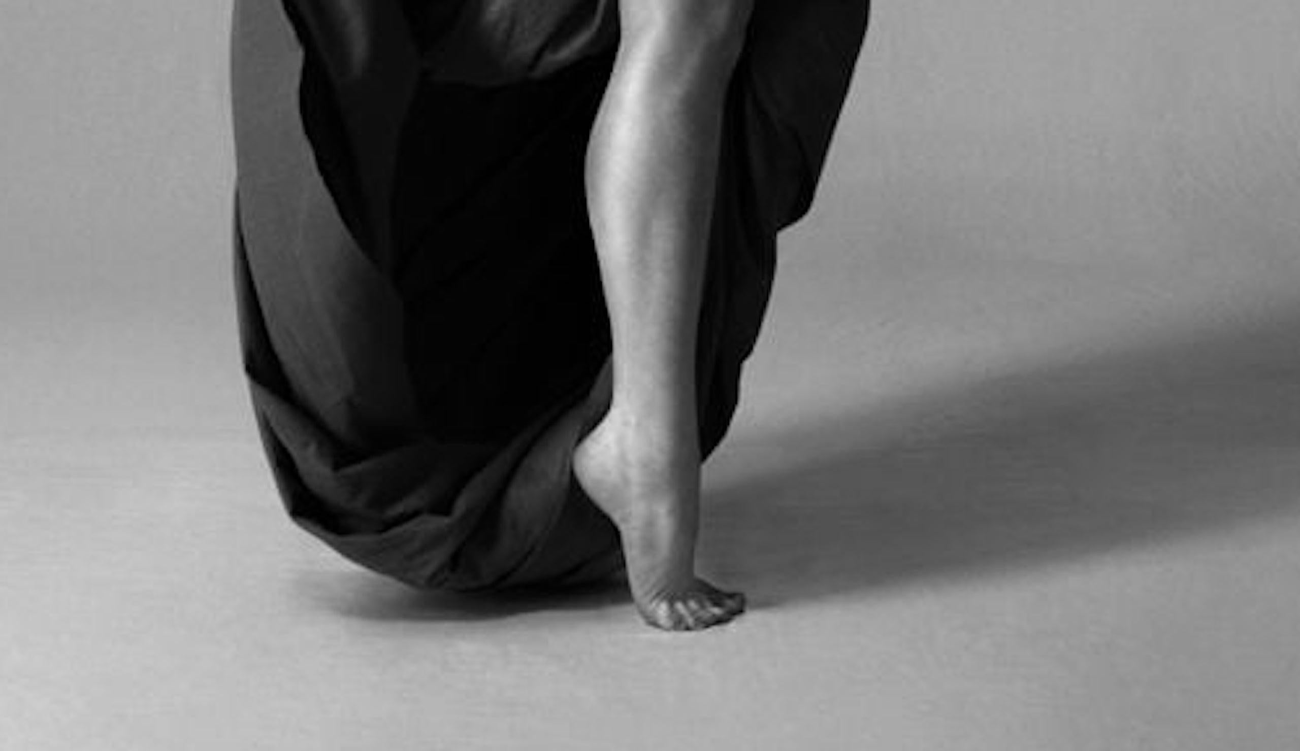 168.04.12 von Klaus Kampert - Schwarz-Weiß-Nacktfotografie, Frauenkörper im Angebot 4