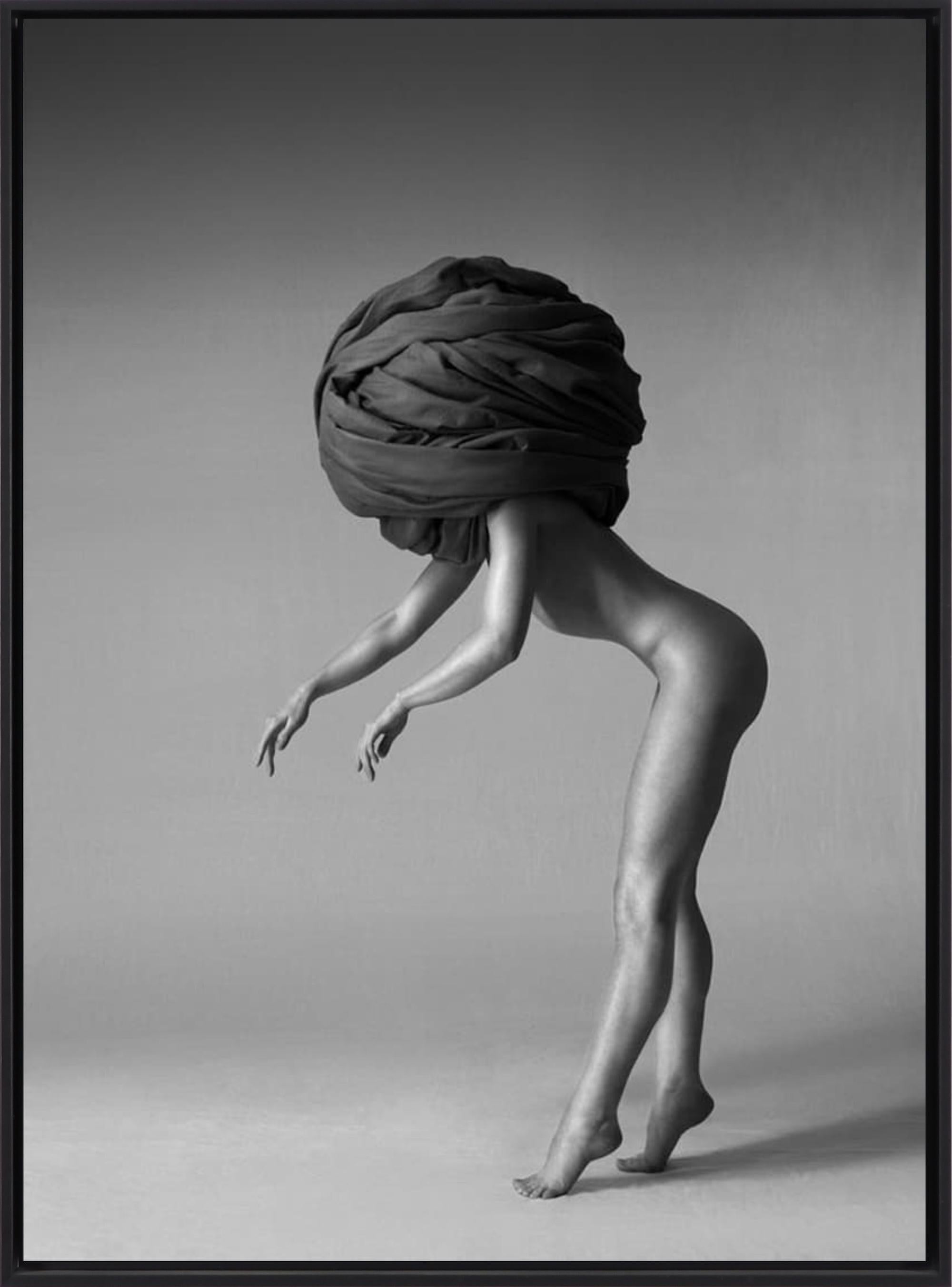 168.07.12 ist eine Schwarz-Weiß-Fotografie des zeitgenössischen Künstlers Klaus Kampert aus der Serie "Wrapped" in limitierter Auflage.

Dieses Foto ist auf 15 Exemplare limitiert und wird gerahmt mit einer schwarzen Schattenbox verkauft. Die