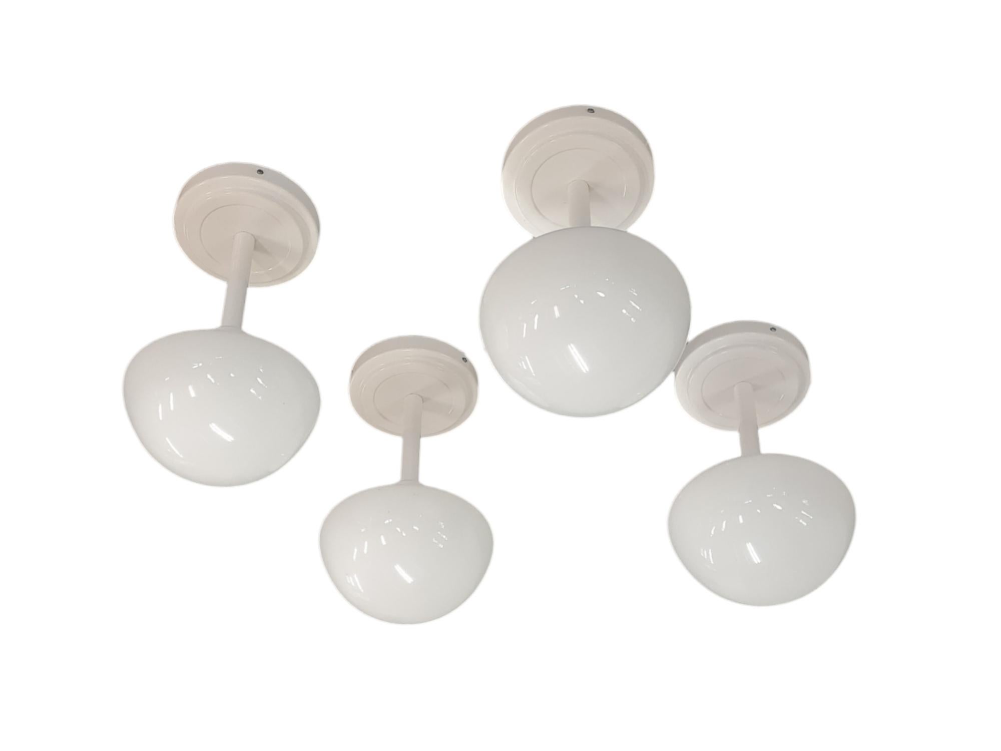 Ein Satz von vier Deckenleuchten Modell 5574 von einem der führenden Designer der zweiten Generation in Orno Klaus Michalik aus seiner klassischen Serie Bau. Die Lampen sind minimalistisch und ganz in Weiß gehalten. Sie bestehen aus einem lackierten