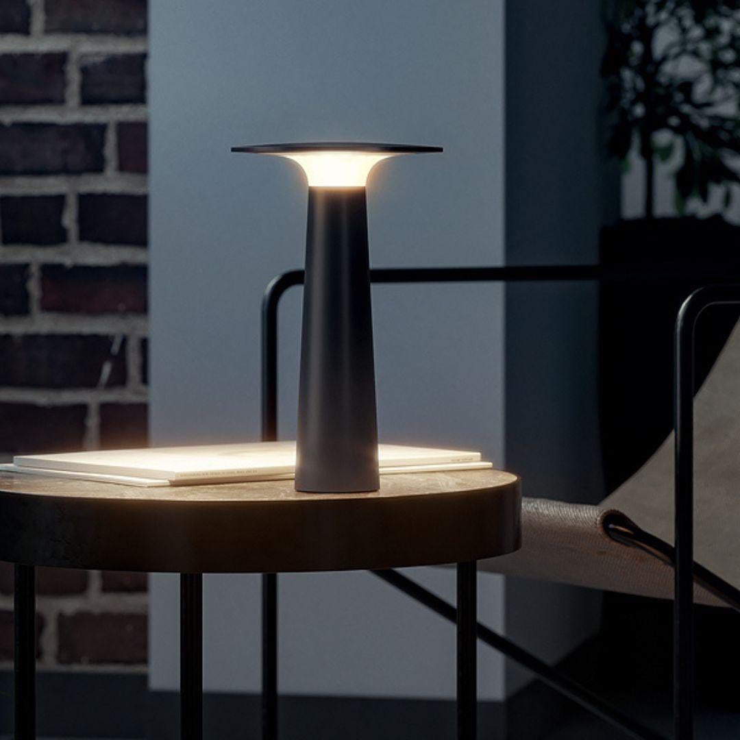 Klaus Nolting 'Lix' lampada da tavolo portatile per esterni in alluminio nero per IP44de

Fondata nel 1933 nella Vestfalia orientale, in Germania, IP44.DE è diventata in breve tempo una delle aziende di illuminazione per esterni più innovative