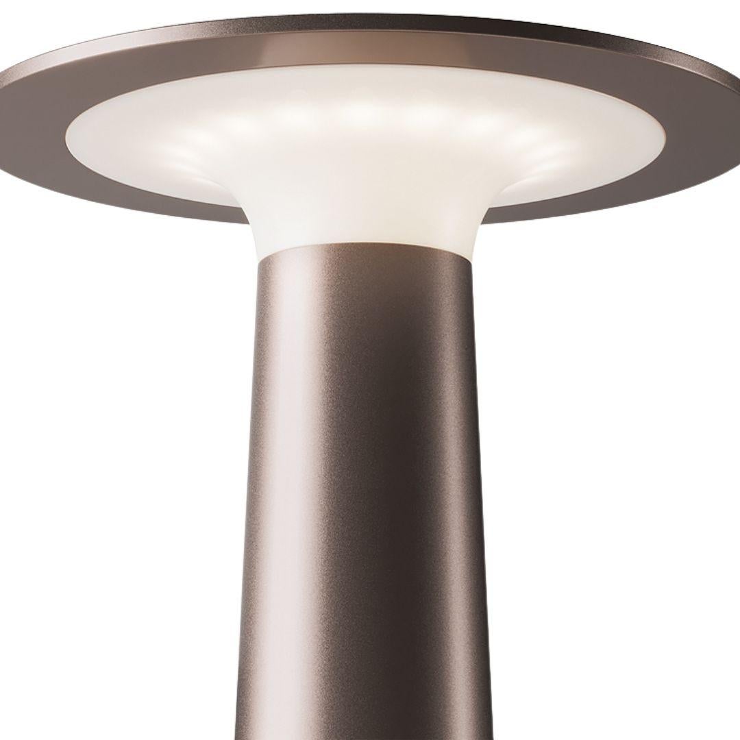 Mid-Century moderno Lampada da tavolo portatile per esterni in alluminio Klaus Nolting 'Lix' in bronzo per Ip44de in vendita