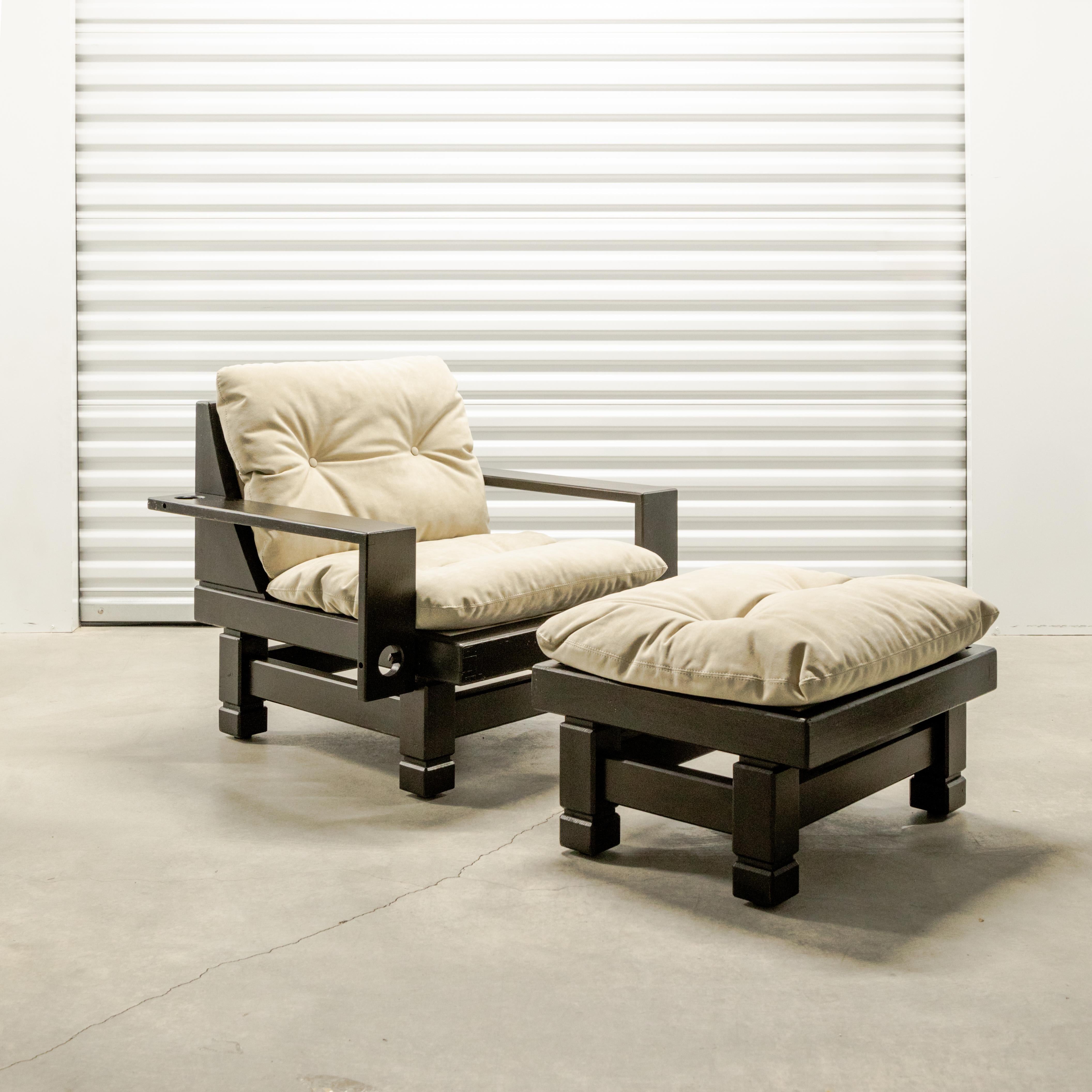 Fauteuil de salon et ottoman avec coussins simples de Klaus Rausch, vers les années 1970, nouvellement recouverts d'Ultrasuede chamois.