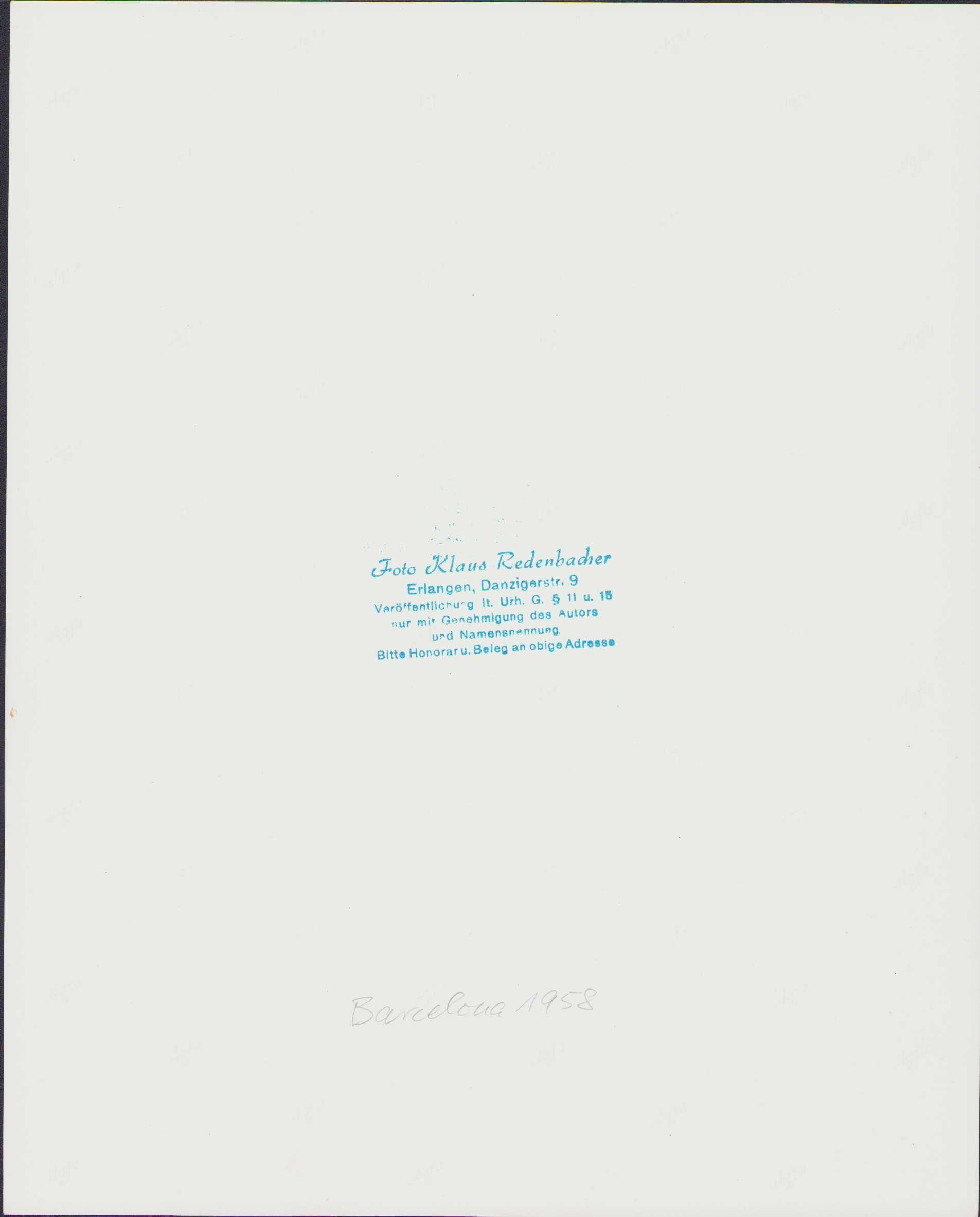 Barcelone 1958 - Garçon avec contrebasse - Original Vintage - Noir & Blanc - Photograph de  Klaus Redenbacher