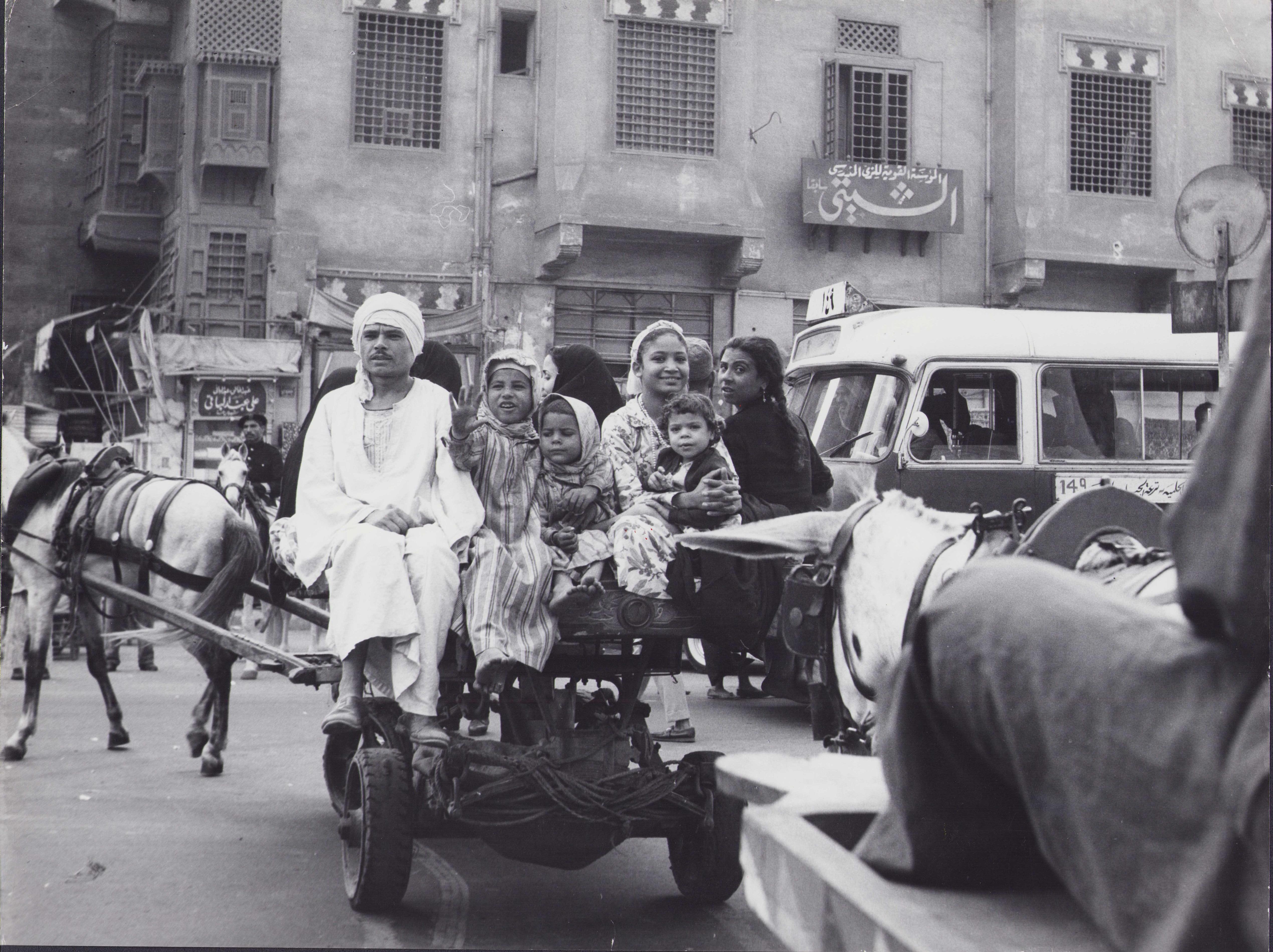Black and White Photograph  Klaus Redenbacher - La vie dans les rues du Caire, 1963 - Original Vintage - Noir et Blanc