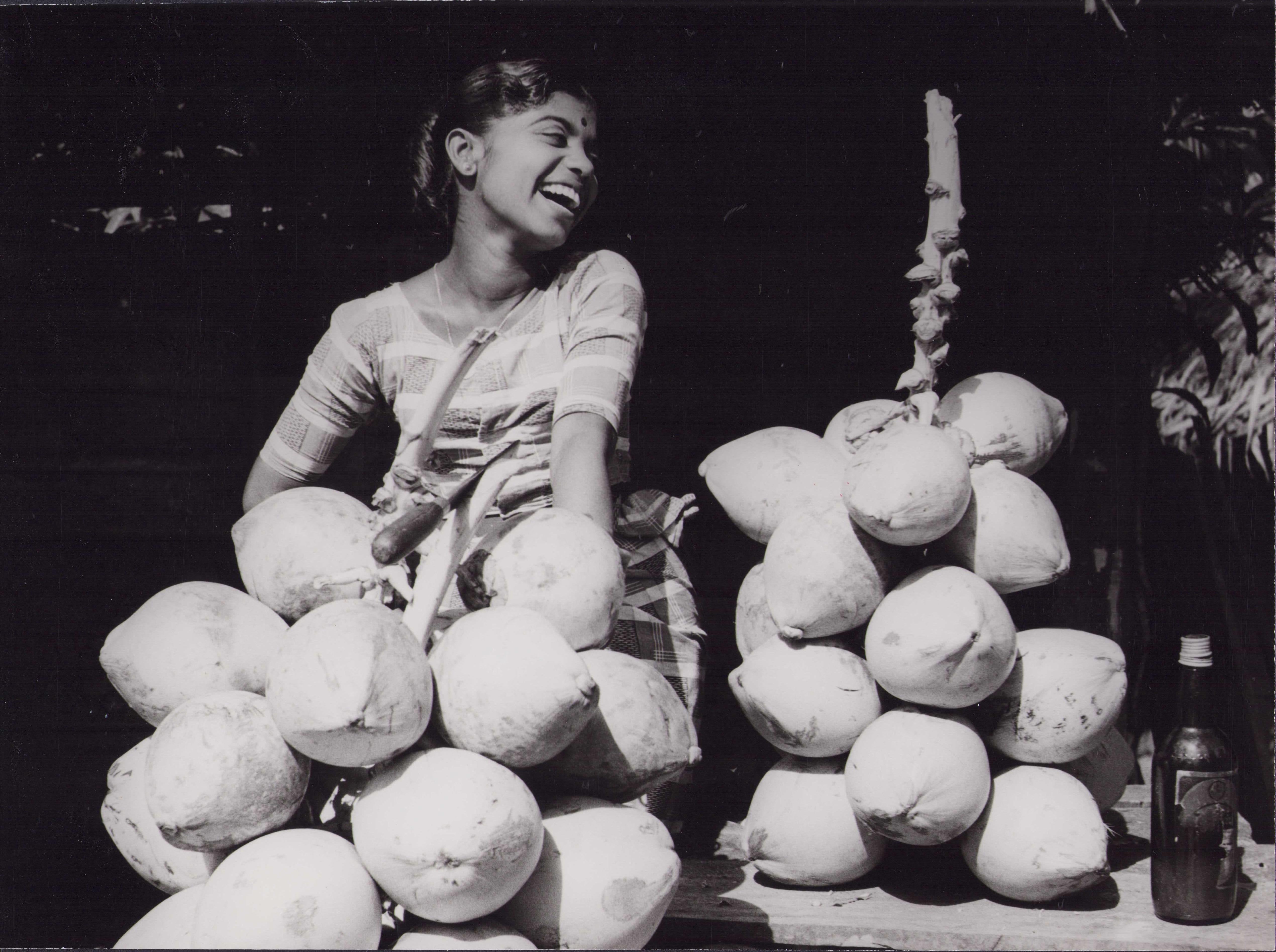 Ceylon – Happy Fruit Seller 1963 - Original Vintage - Black & White - Photograph by  Klaus Redenbacher