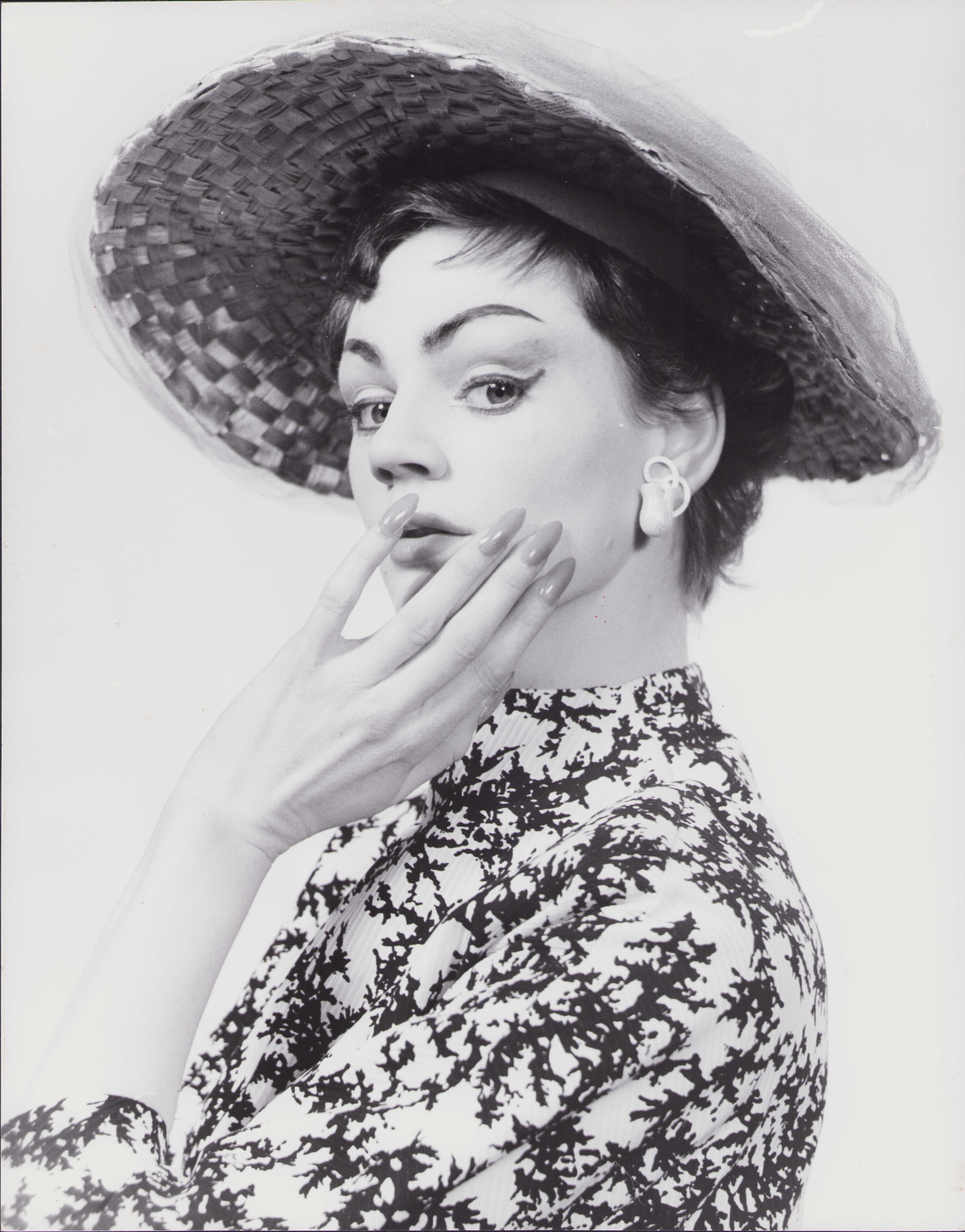 Klaus Redenbacher Portrait Photograph - Ladie's hat fashion in 1954