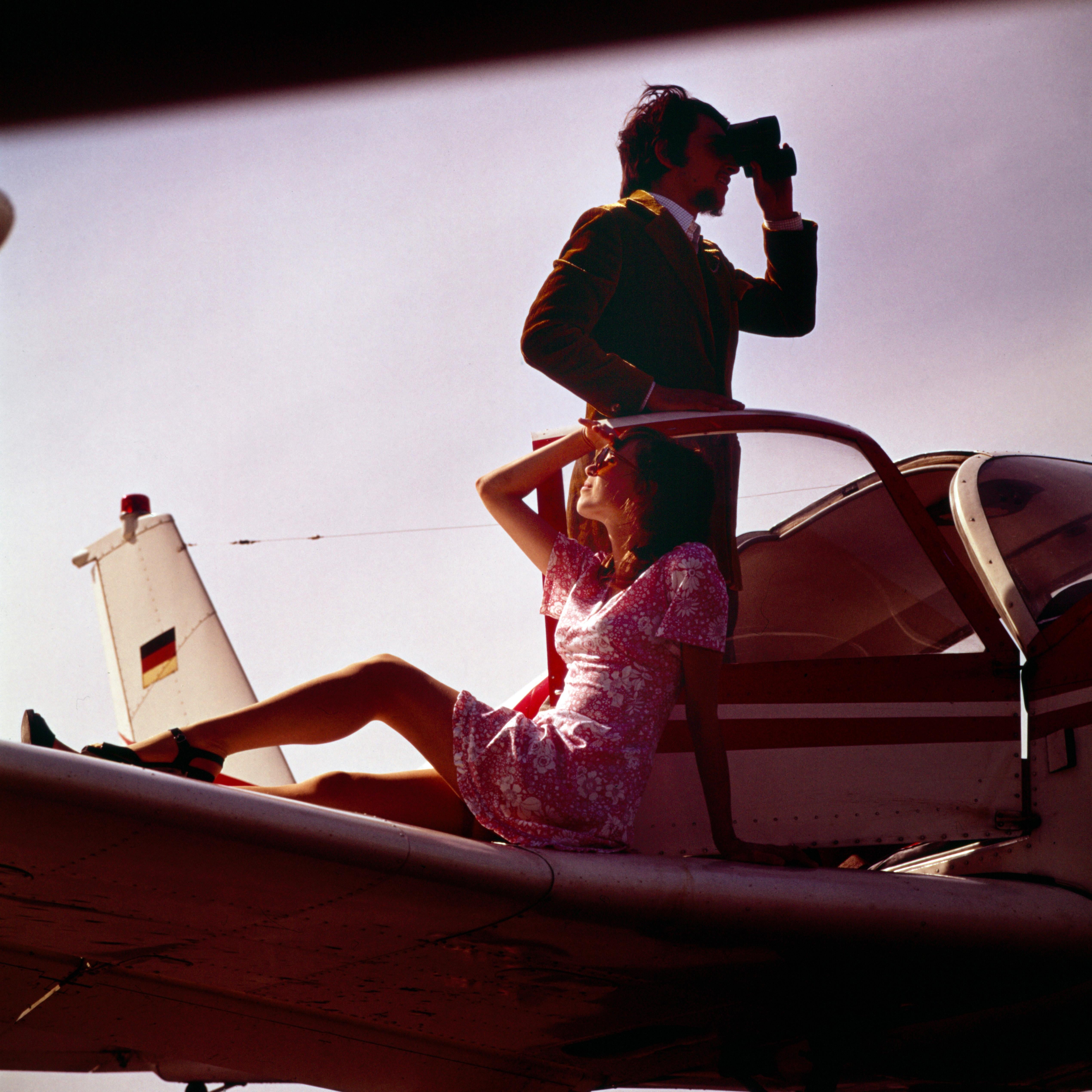 Portrait Photograph Klaus Redenbacher - Lounging gracieusement sur l'aile, 1972