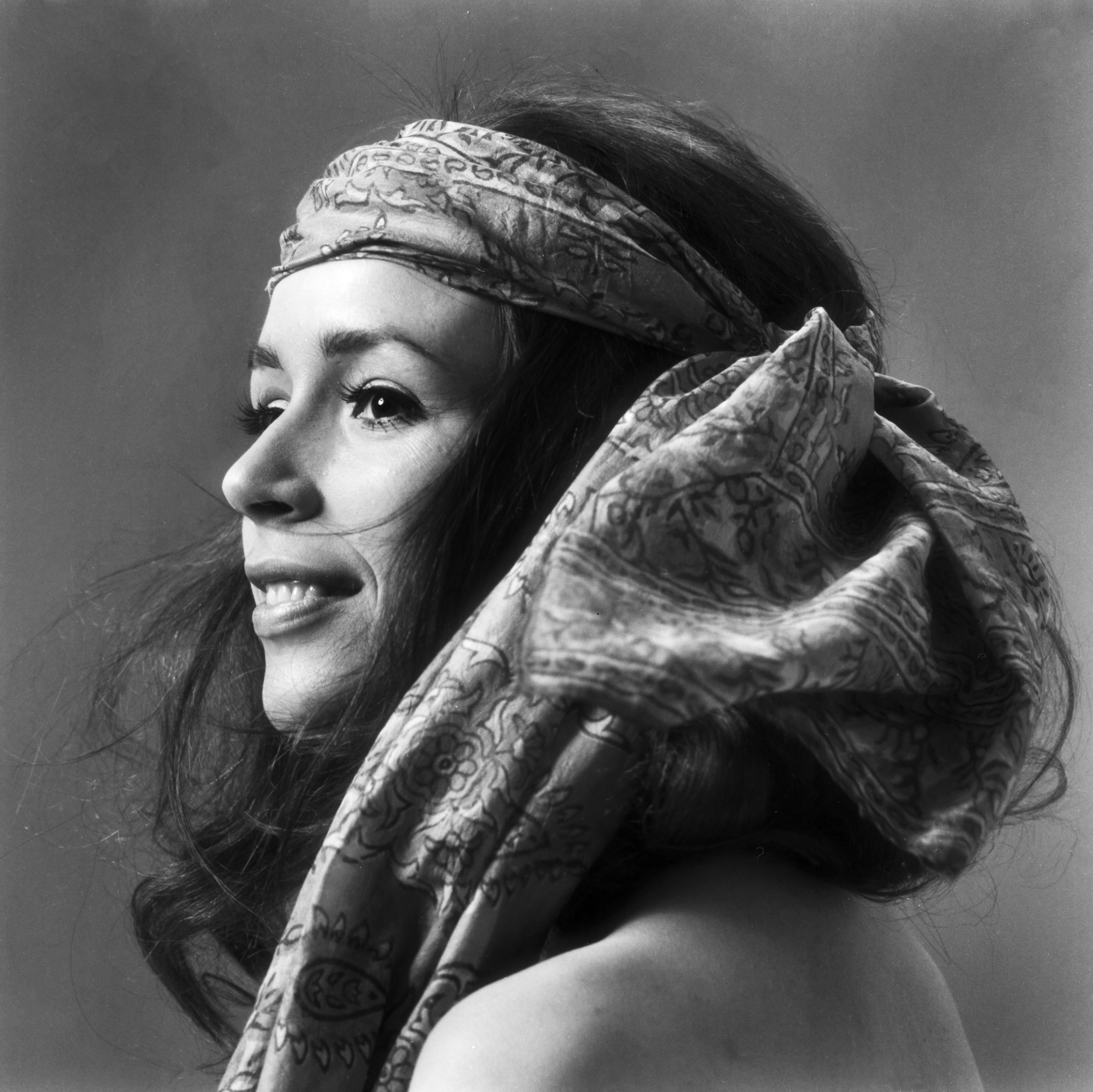 Portrait d'une jeune femme à la mode hippie de la fin des années 1960