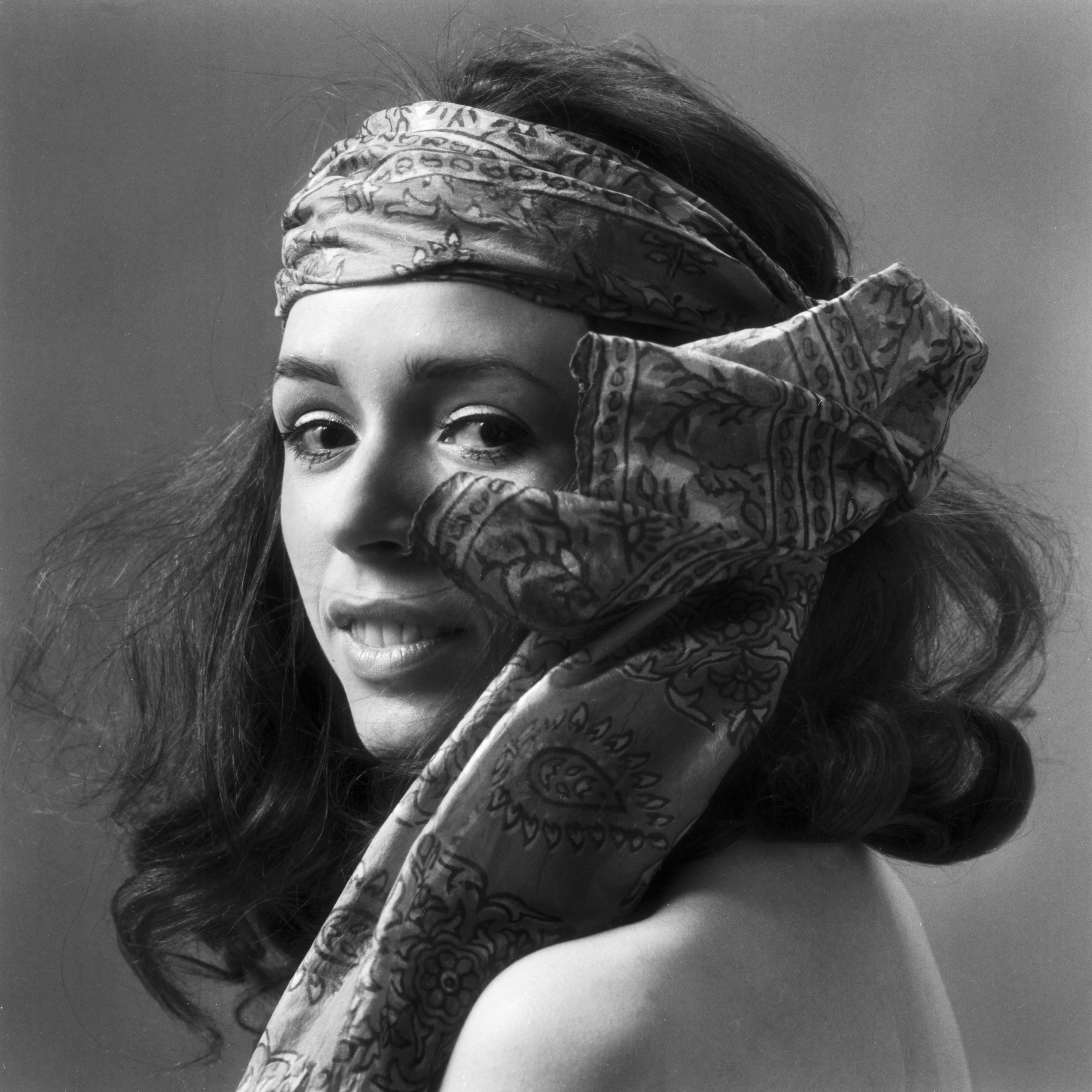Portrait Photograph Klaus Redenbacher - Portrait d'une jeune femme à la mode hippie de la fin des années 1960