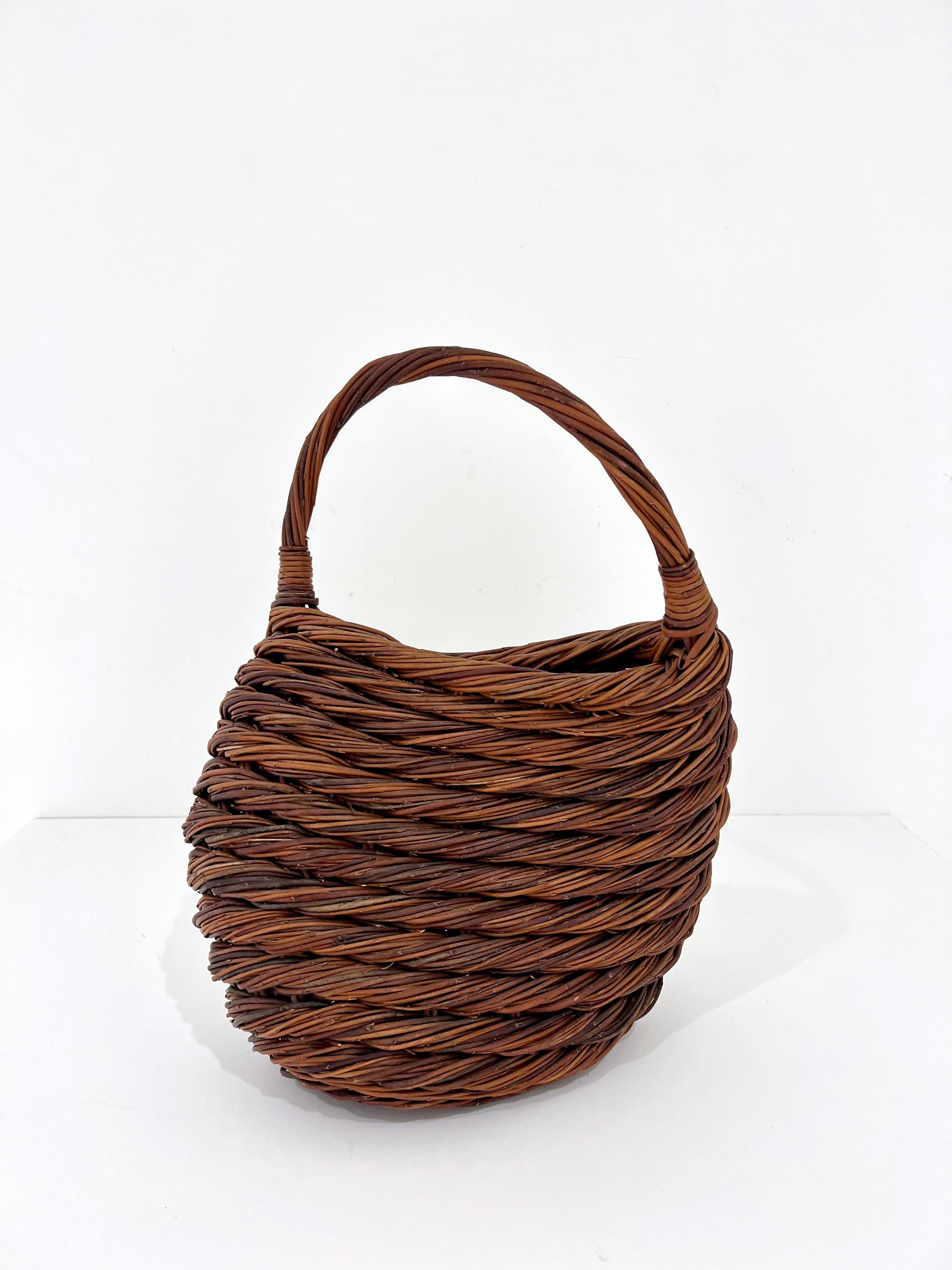 Sculptural Reeded Twisted Basked de Klaus Titze. Années 1990, Danemark.
Formé à la vannerie en Allemagne dans les années 1980, Klaus Titze allie technologie et tradition artisanale dans ses formes de paniers.