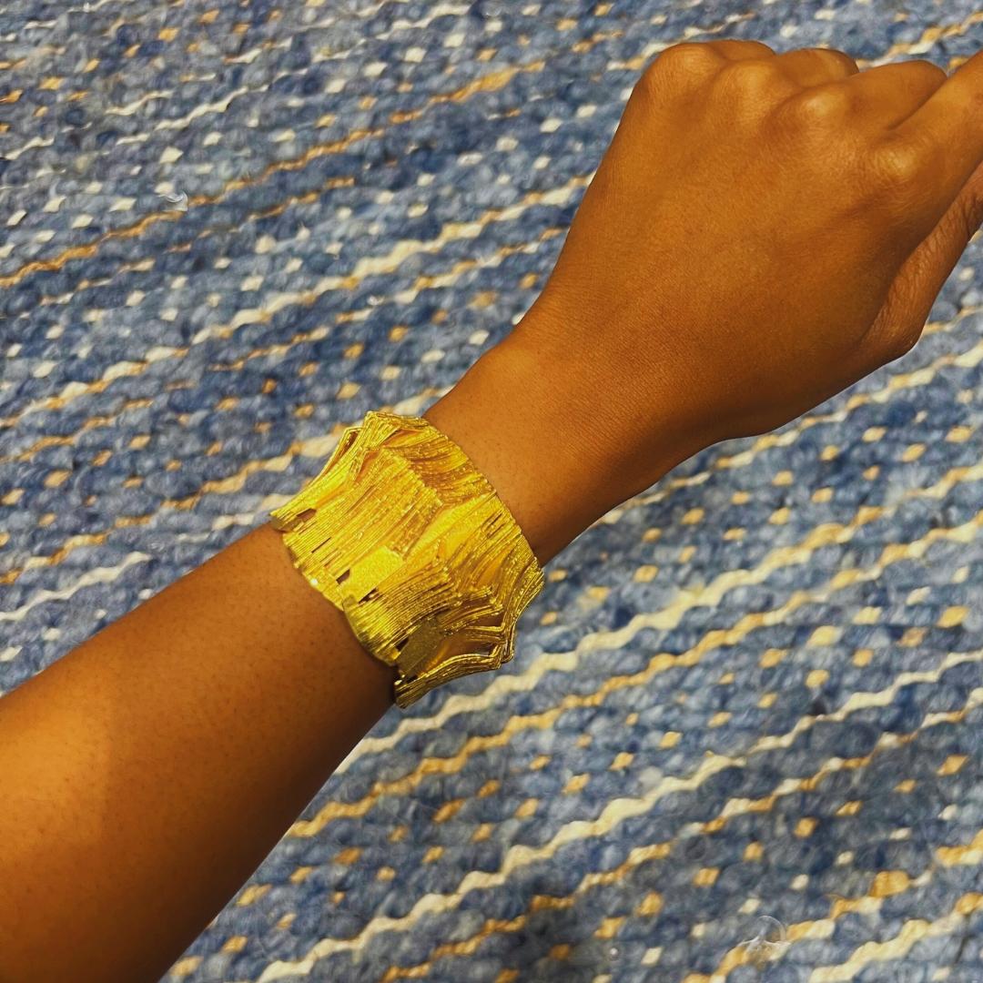 Questo splendido bracciale a cerniera in oro giallo 21 carati, realizzato negli anni '60 dal pionieristico orafo tedesco Klaus Ullrich, mette in mostra il design moderno del dopoguerra per cui è stato celebrato. Ullrich, noto per la creazione di