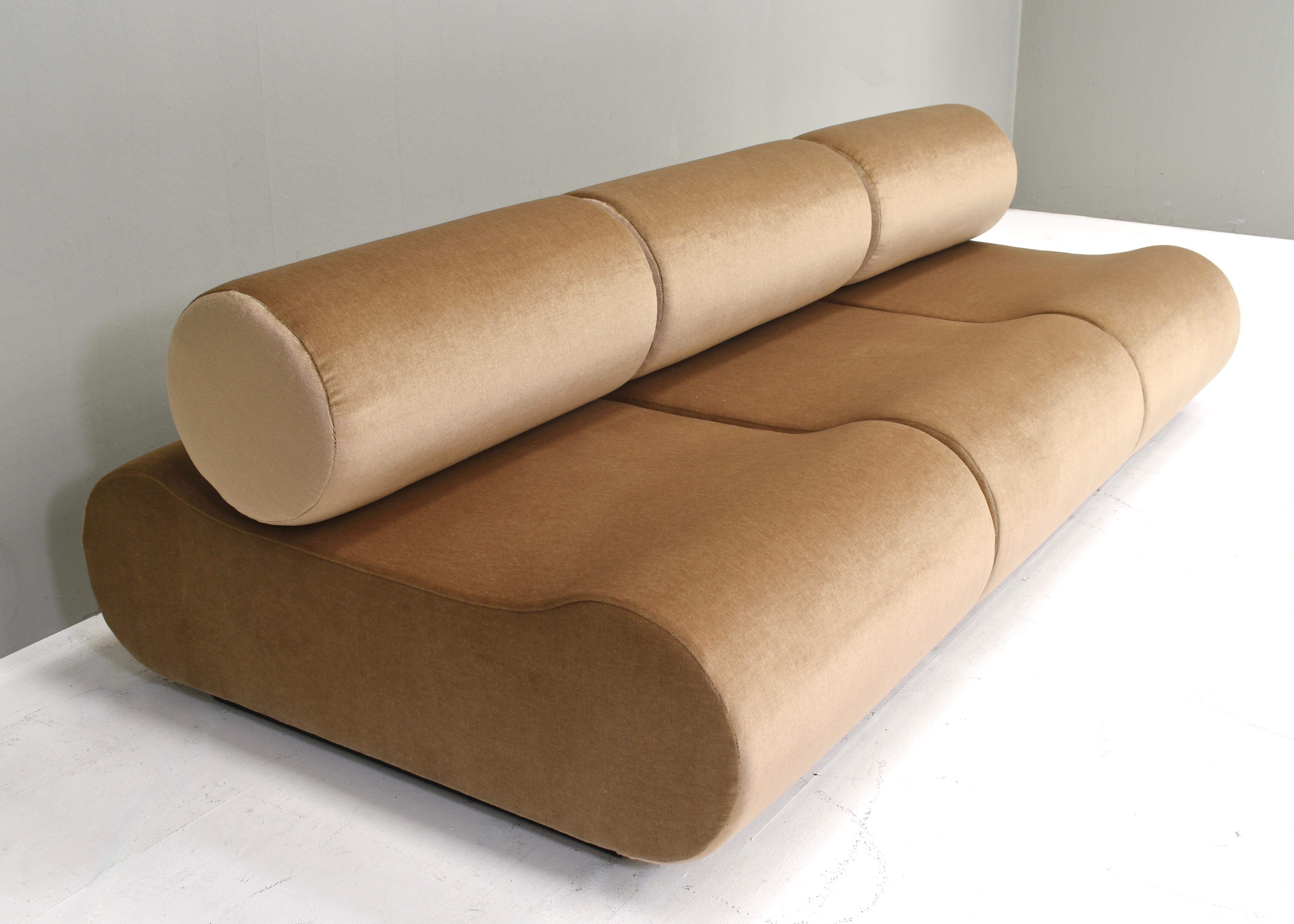 Voici l'incarnation de l'élégance et du confort : le canapé sectionnel modulaire 'Corbi' de Klaus Uredat pour COR, Allemagne - circa 1969.
Le canapé Corbi est composé de sections avec des coussins à rouleaux. Il peut être utilisé comme canapé ou