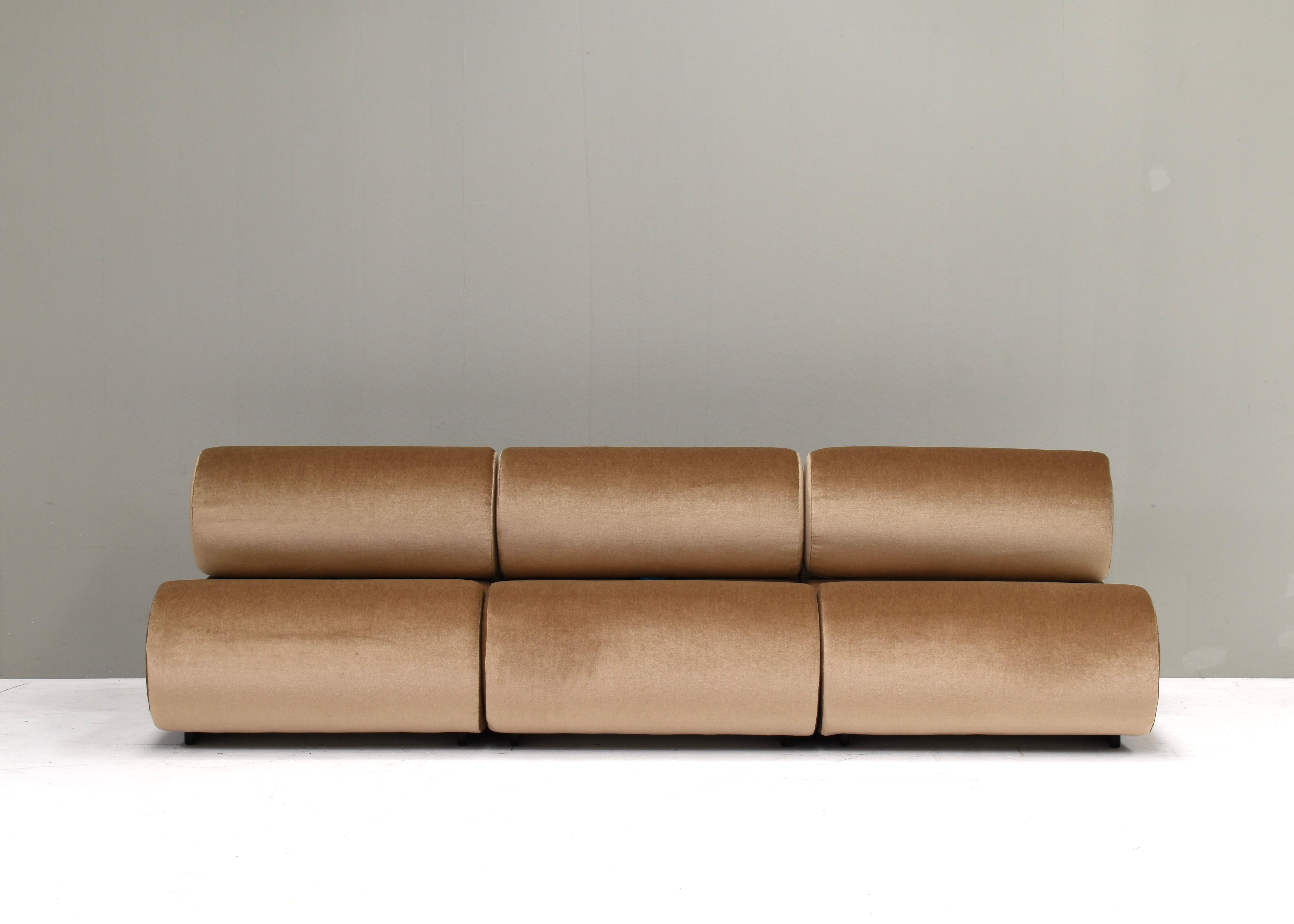 Klaus Uredat ‘Corbi’ Sofa for COR in New Mohair Upholstery, Germany – 1969 In Good Condition For Sale In Pijnacker, Zuid-Holland