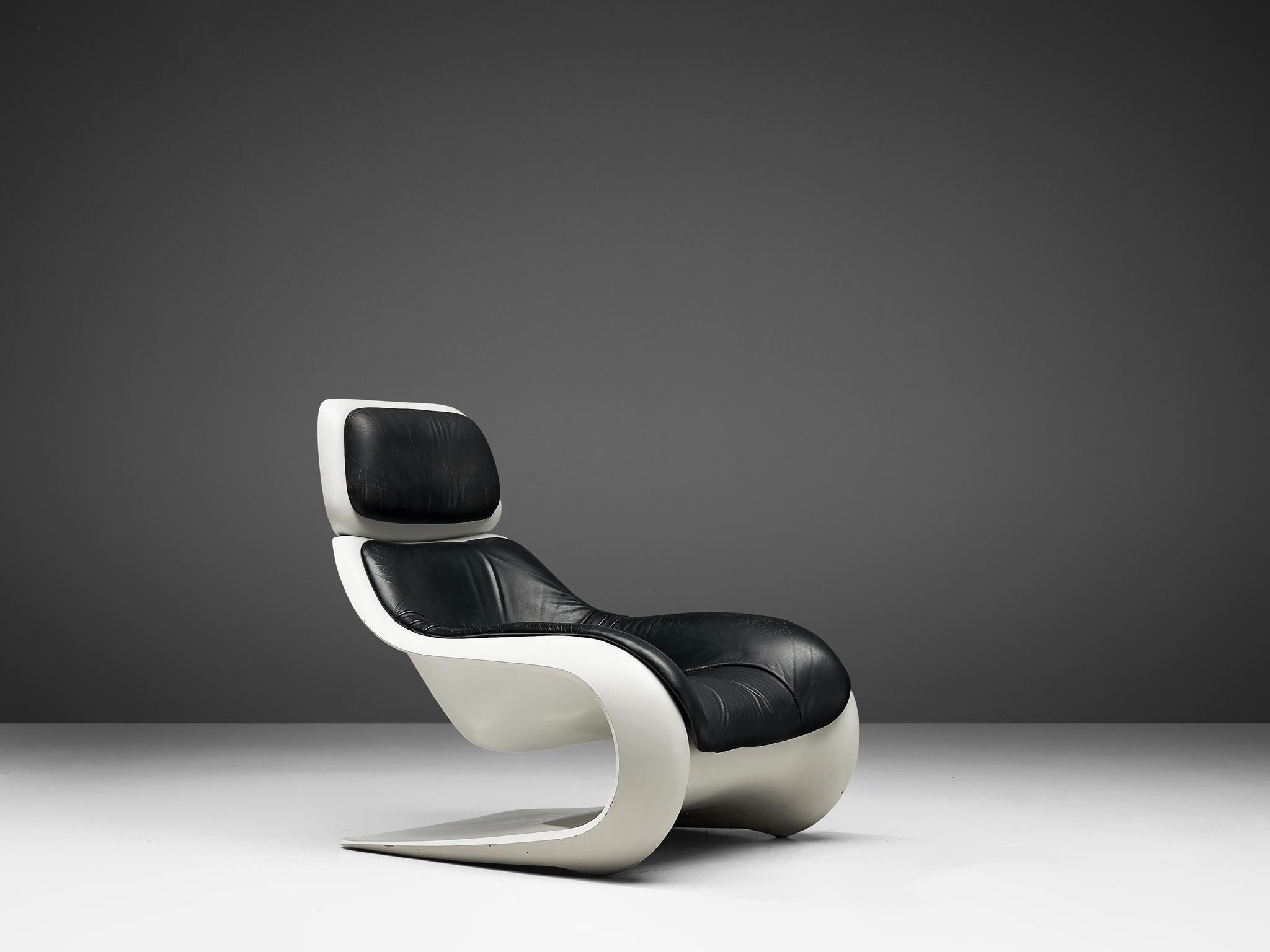 Lounge chair 'Targa', in moulded polyester and leather by Klaus Uredat for Horn Collection, Germany, circa 1971.
 
Sculptural easy chair by German designer Klaus Uredat. The organic shaped frame is made or molded polyurethane and shows elegant