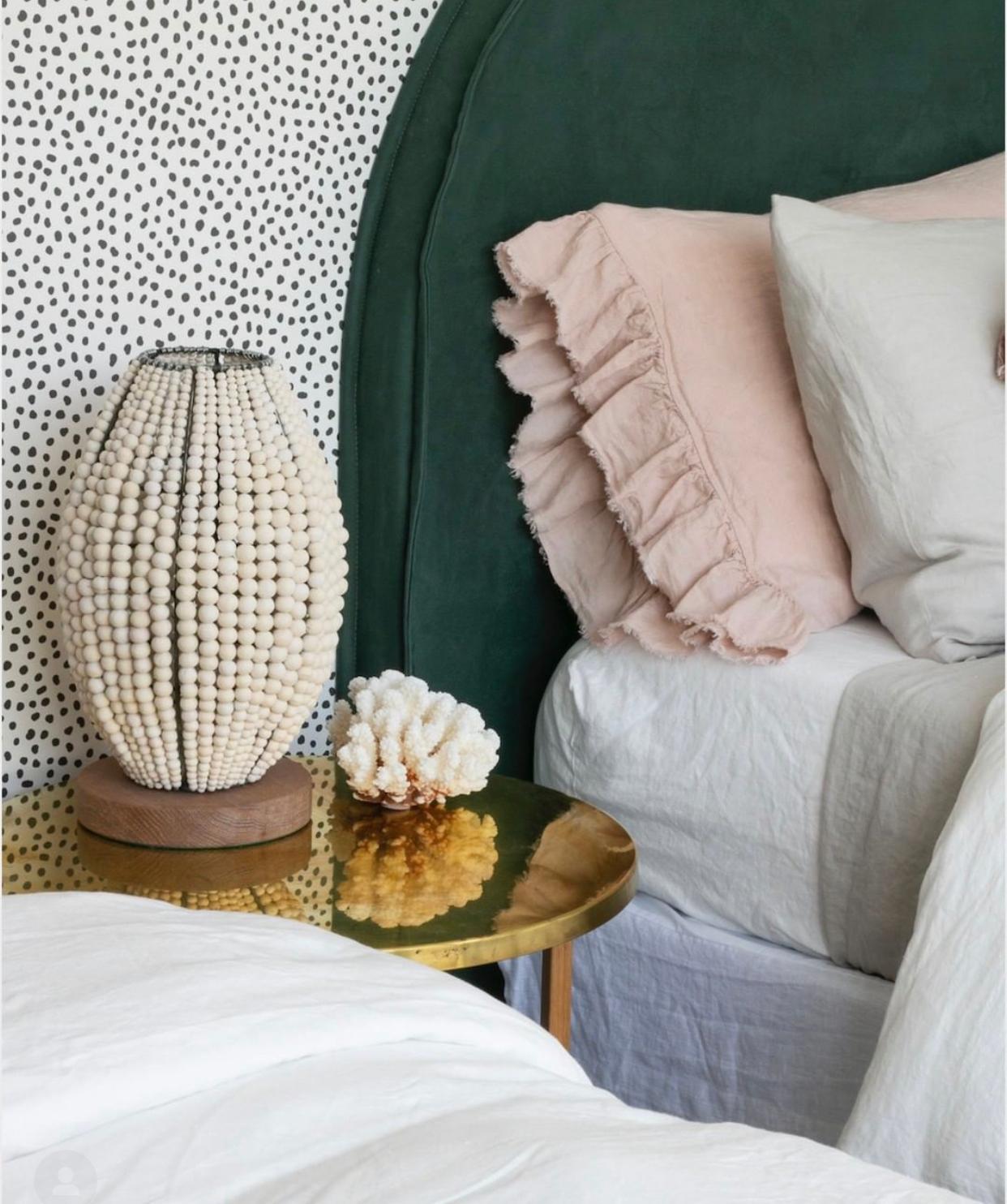 Klaylife Fass, weiße handgefertigte Tischlampe aus Ton mit Perlen (Südafrikanisch) im Angebot