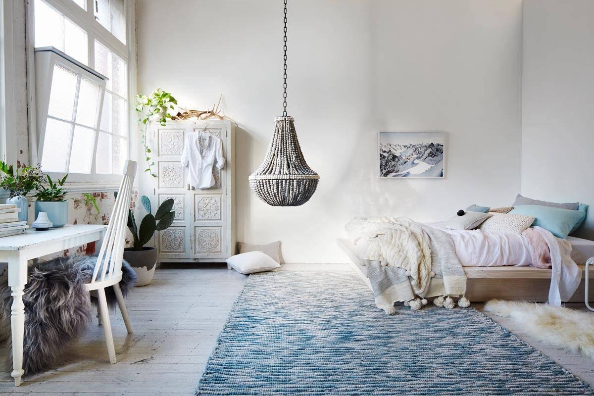 Il klaylife Sash è un lampadario fatto a mano, moderno e dallo stile classico. Un'estensione del lampadario L.I.M klaylife, ma con l'aggiunta di una fascia superiore e una fascia sulla pancia che accentuano la linea e la lunghezza del lampadario con