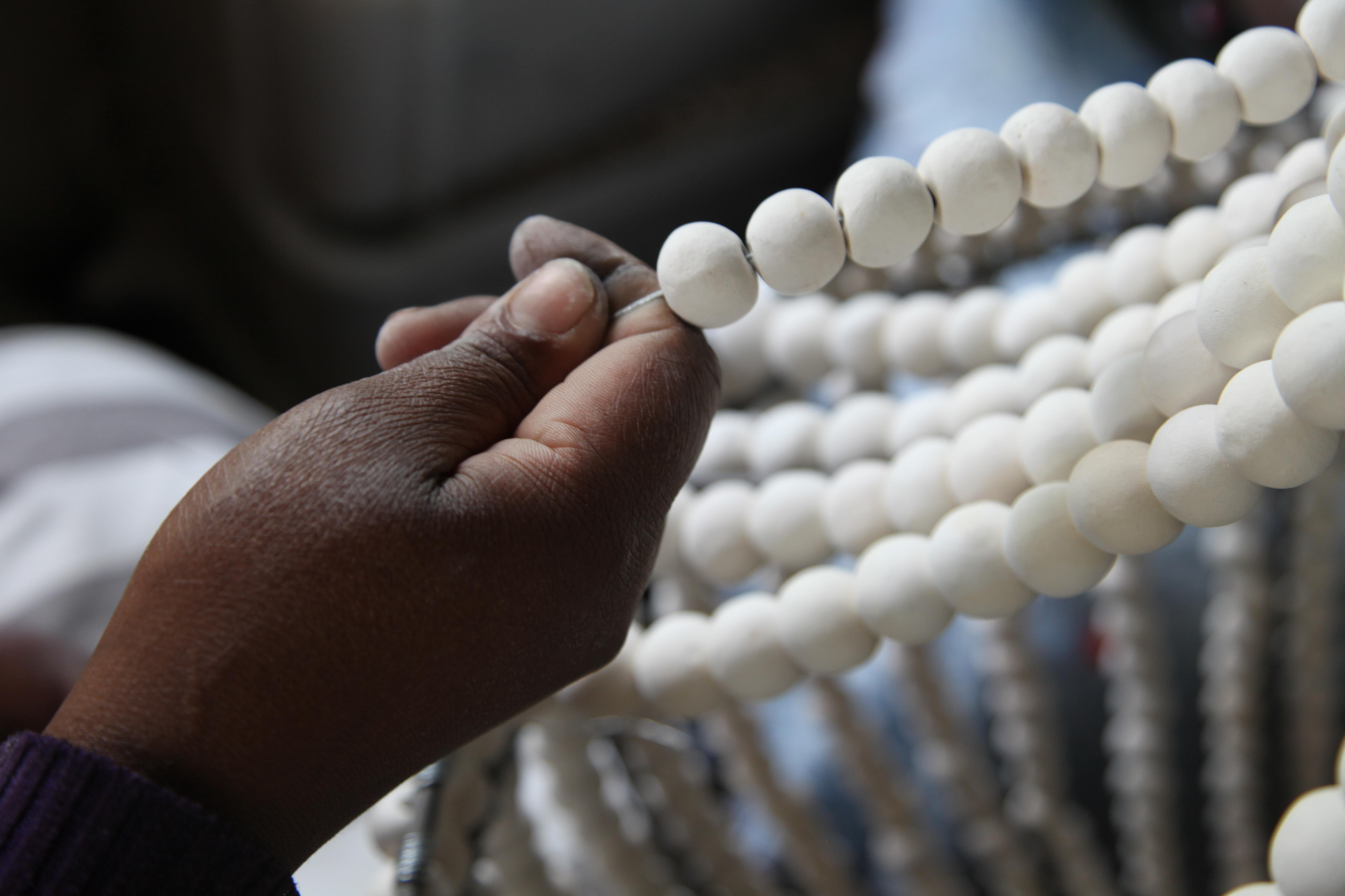 Klaylife, Swish, Großer, weißer, handgefertigter Kronleuchter aus Ton mit Perlen (Perlenbesetzt) im Angebot