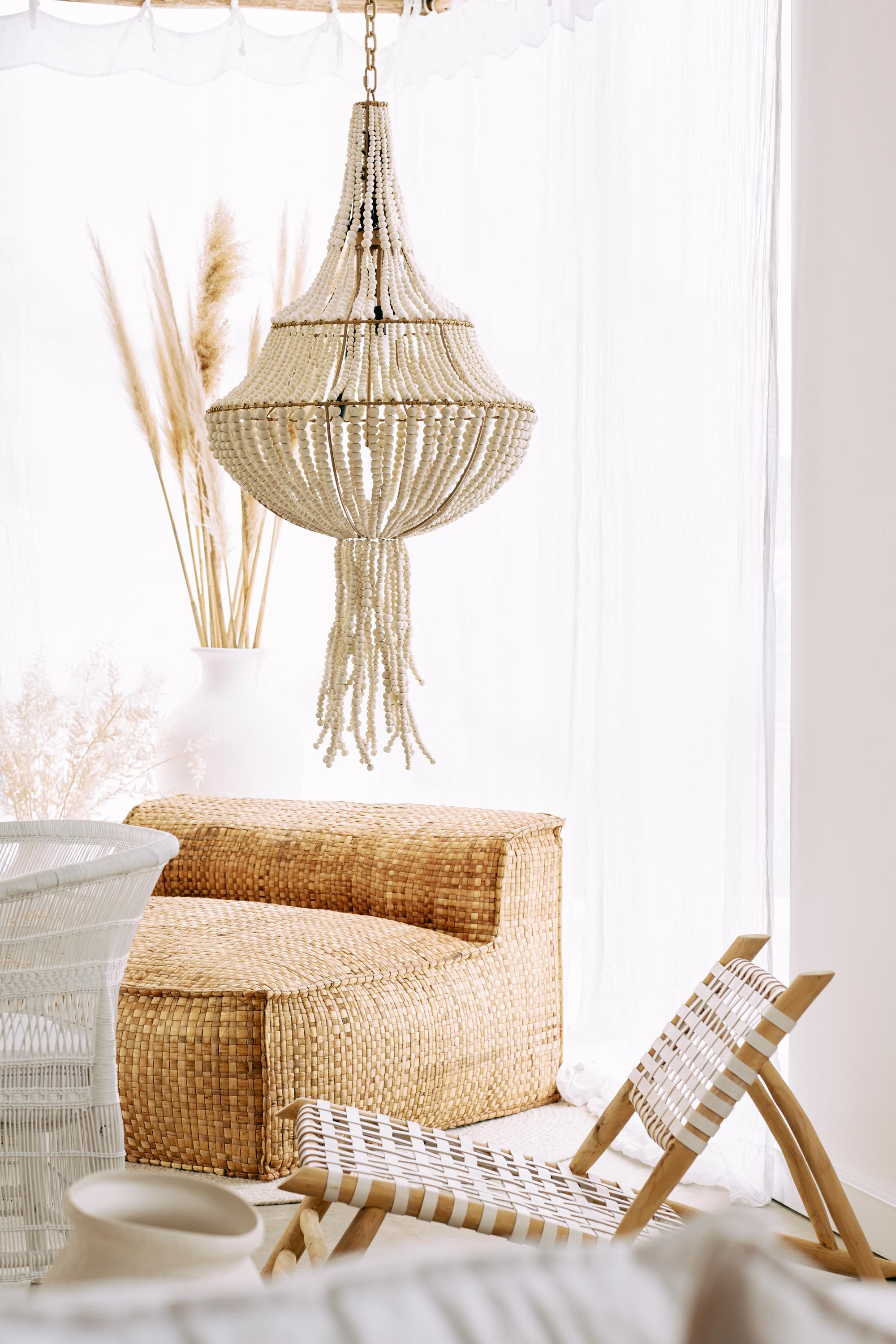 Un lampadario moderno a tre livelli, con una coda a forma di voluta e ora disponibile con struttura in oro opaco e colore pietra/perline bianche, perfetto per le case costiere. 

Lo Swish è il nostro nuovo ciondolo con perline in argilla ed è come