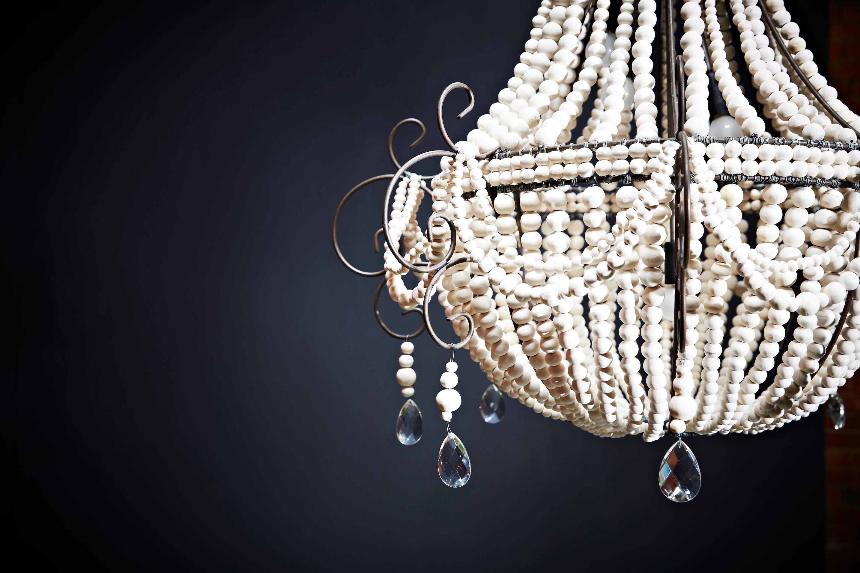 klaylife Twist, Großer, weißer, handgefertigter Kronleuchter aus Ton mit Perlen, 21. Jahrhundert (Südafrikanisch) im Angebot