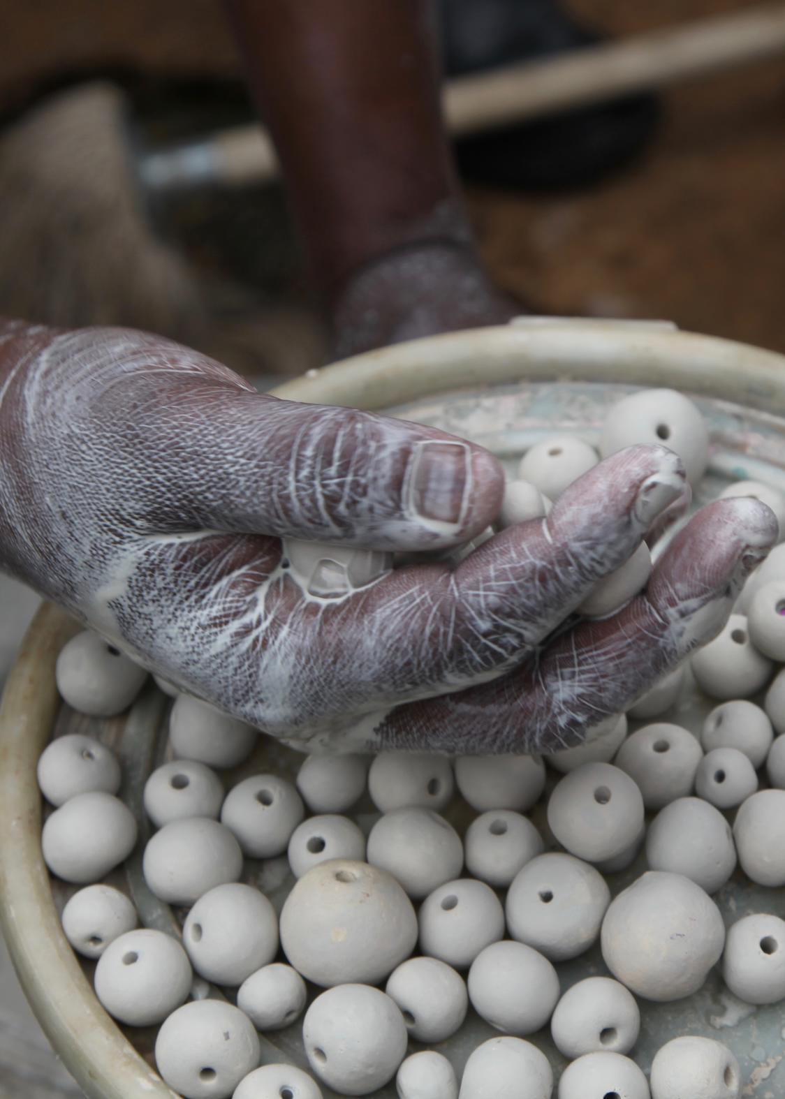 XXIe siècle et contemporain Klaylife x Uniqwa - Sculptures de sol en perles d'argile faites à la main (grandes, moyennes et petites) en vente