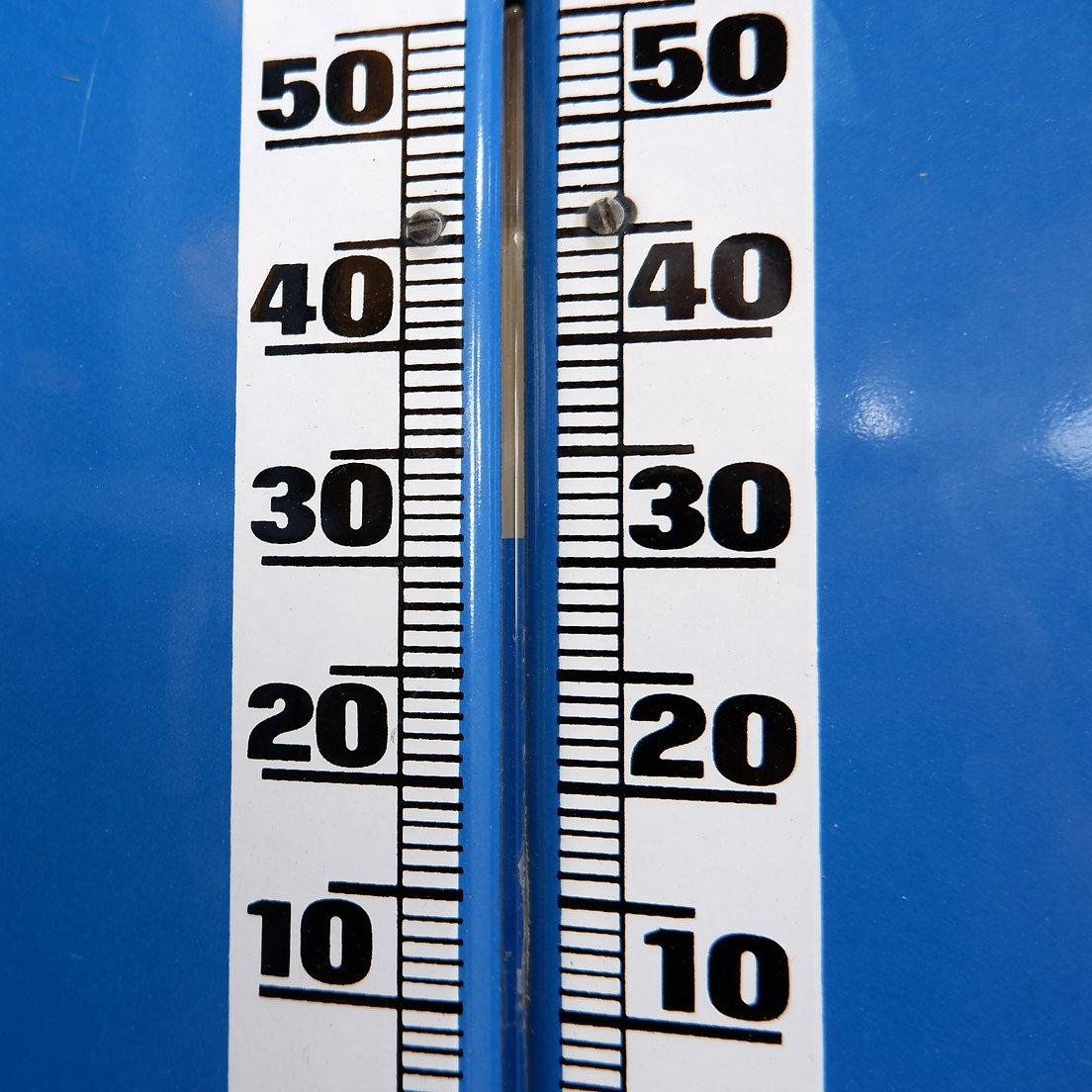 Kléber V10 GT enamel plate thermometer - 1950s For Sale 4