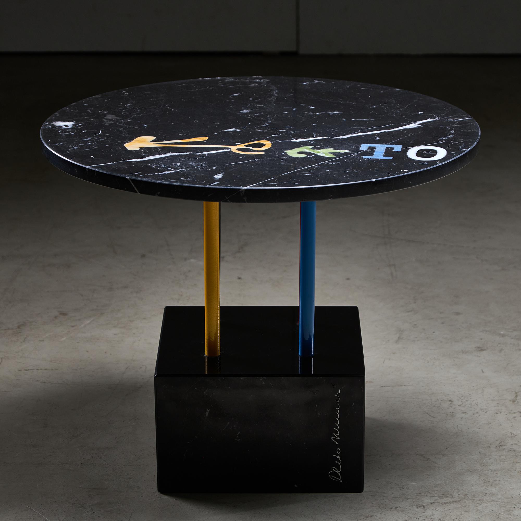 Cette table basse sculpturale, intitulée KLEETO, est une expression frappante du design postmoderne italien de Cleto Munari, l'une des voix les plus distinctives dans le monde du design des XXe et XXIe siècles. Créée dans les années 2000, cette