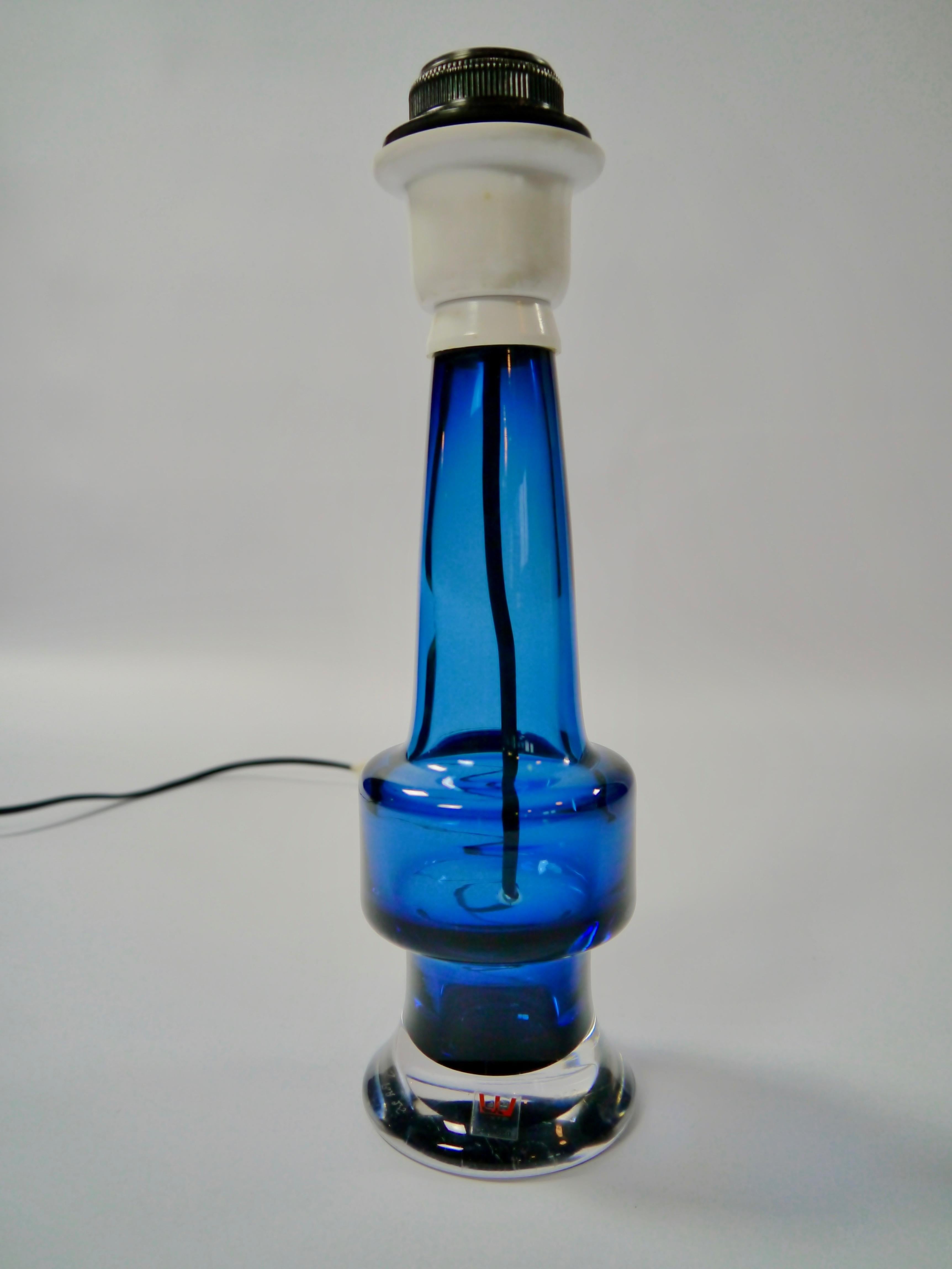 Scandinave moderne Lampe de table en cristal bleu royal par Kosta:: Suède:: années 1960 en vente