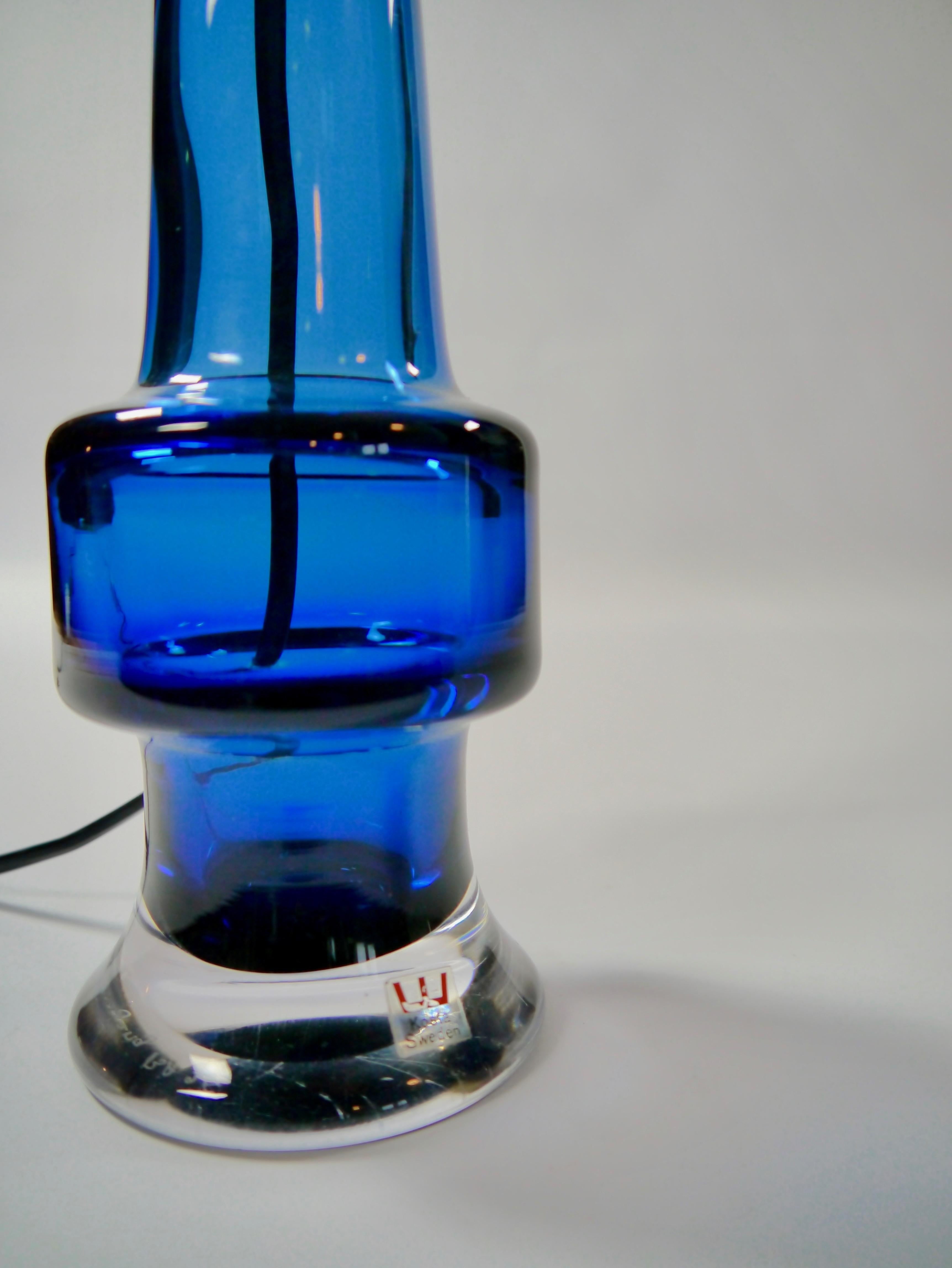 Suédois Lampe de table en cristal bleu royal par Kosta:: Suède:: années 1960 en vente